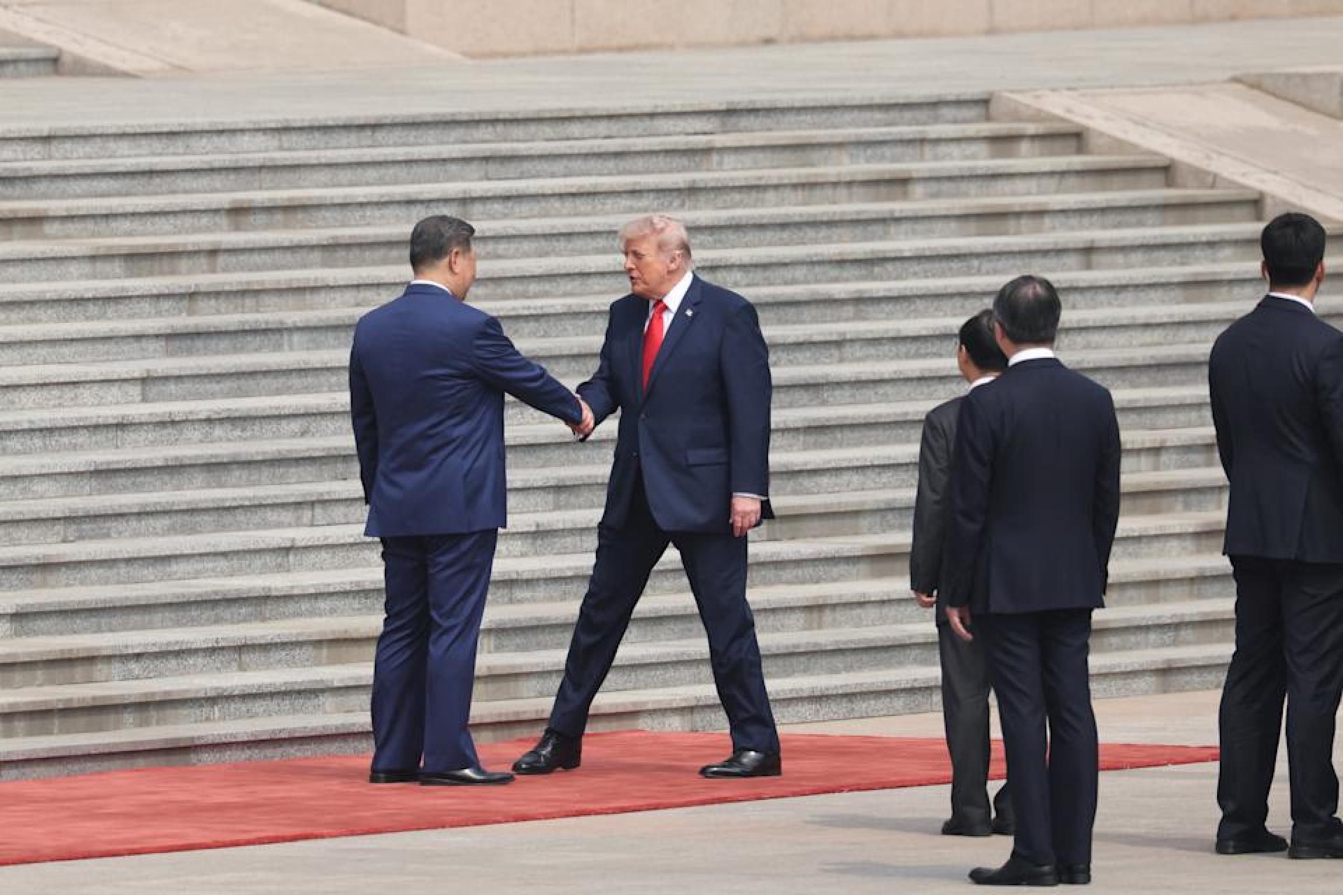 中国国家主席习近平（左1）欢迎美国总统特朗普（左2）到访。
