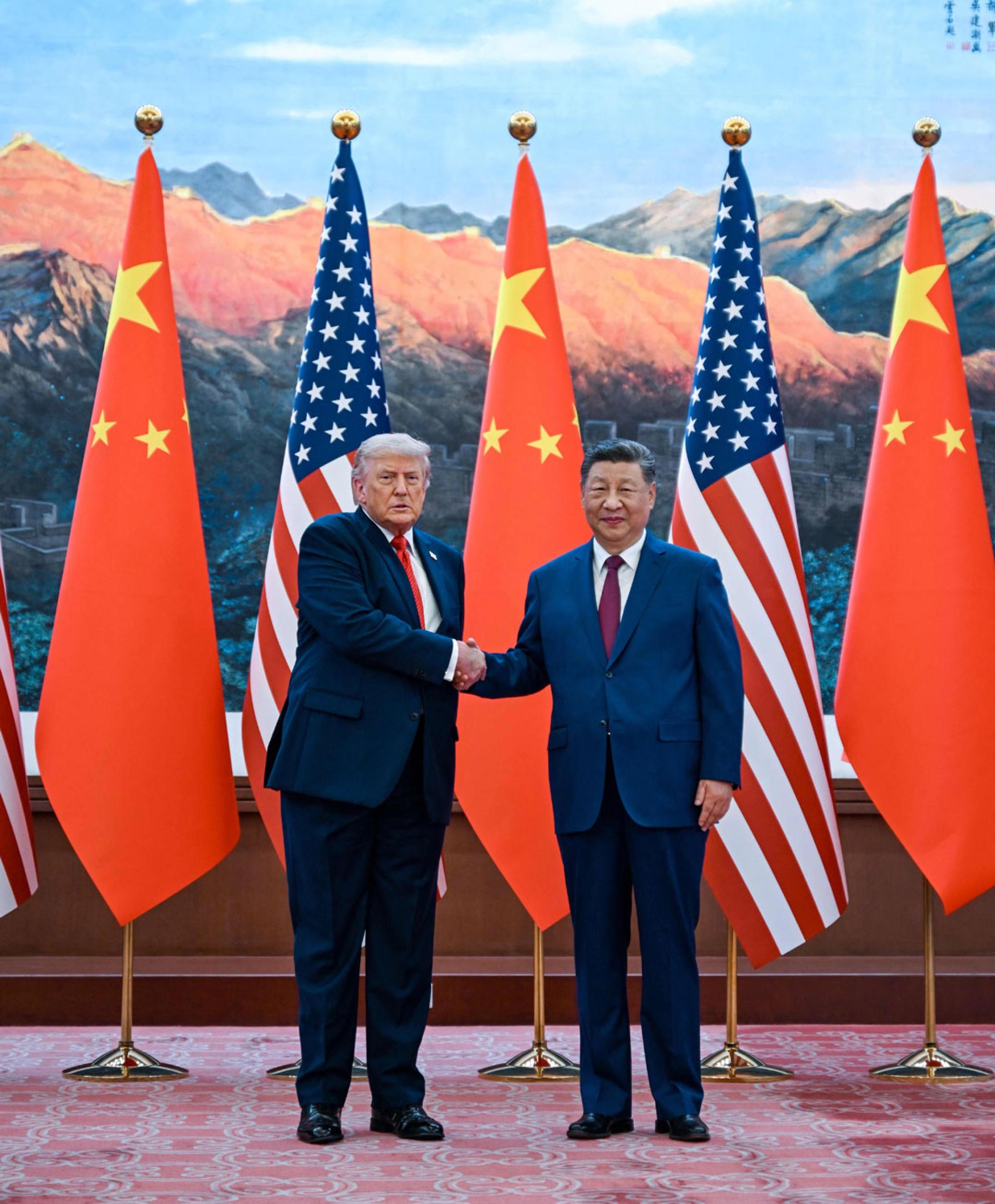 习近平（右）与特朗普(右)在北京人民大会堂欢迎仪式上合照。