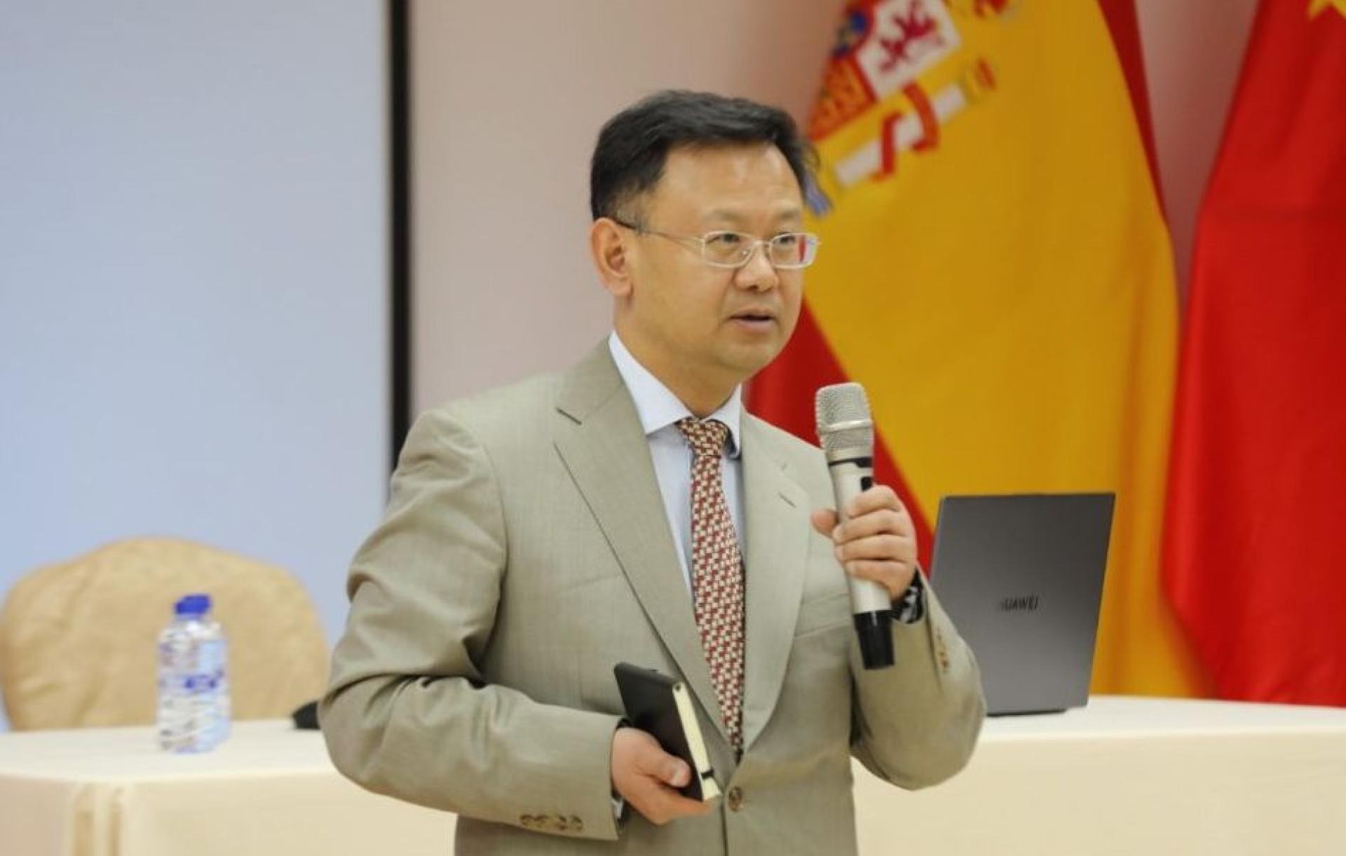 中国驻西班牙使馆临时代办屈浔。