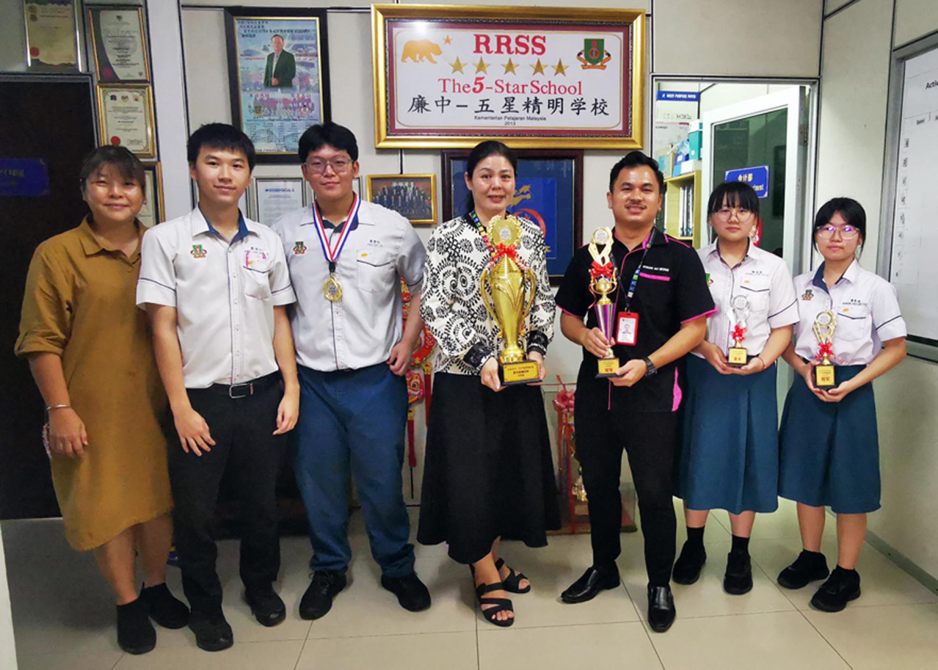 廉律中学象棋队棋手在“2026年美里省中小学象棋锦标赛”中表现出色，勇夺18岁以下组团体总冠军，并包办个人冠亚军。