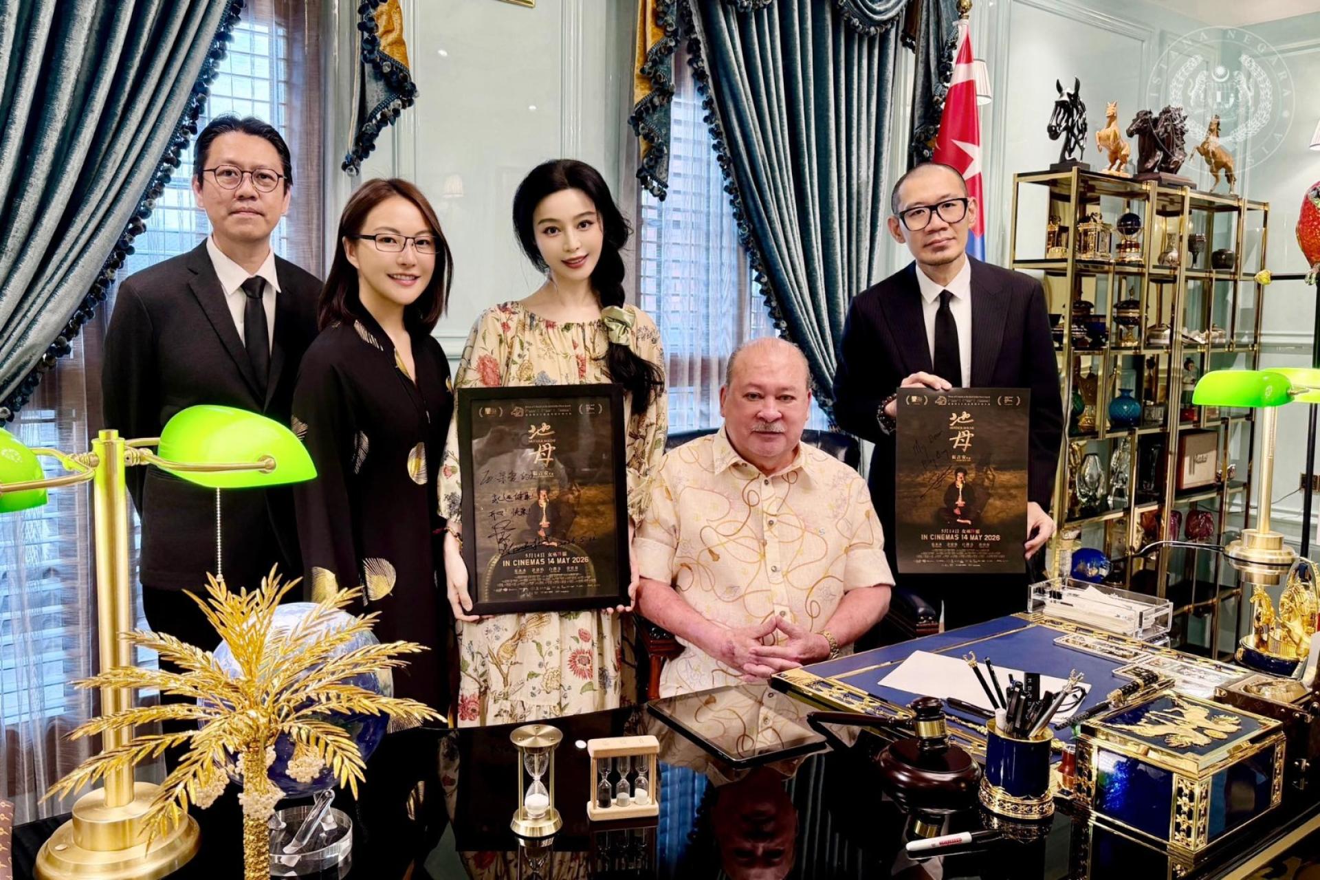 苏丹依布拉欣陛下（右2坐者）在新山巴西柏兰宜王宫，接见《地母》主创人员。左起为黄巧顺、张馨灵、范冰冰及张吉安。