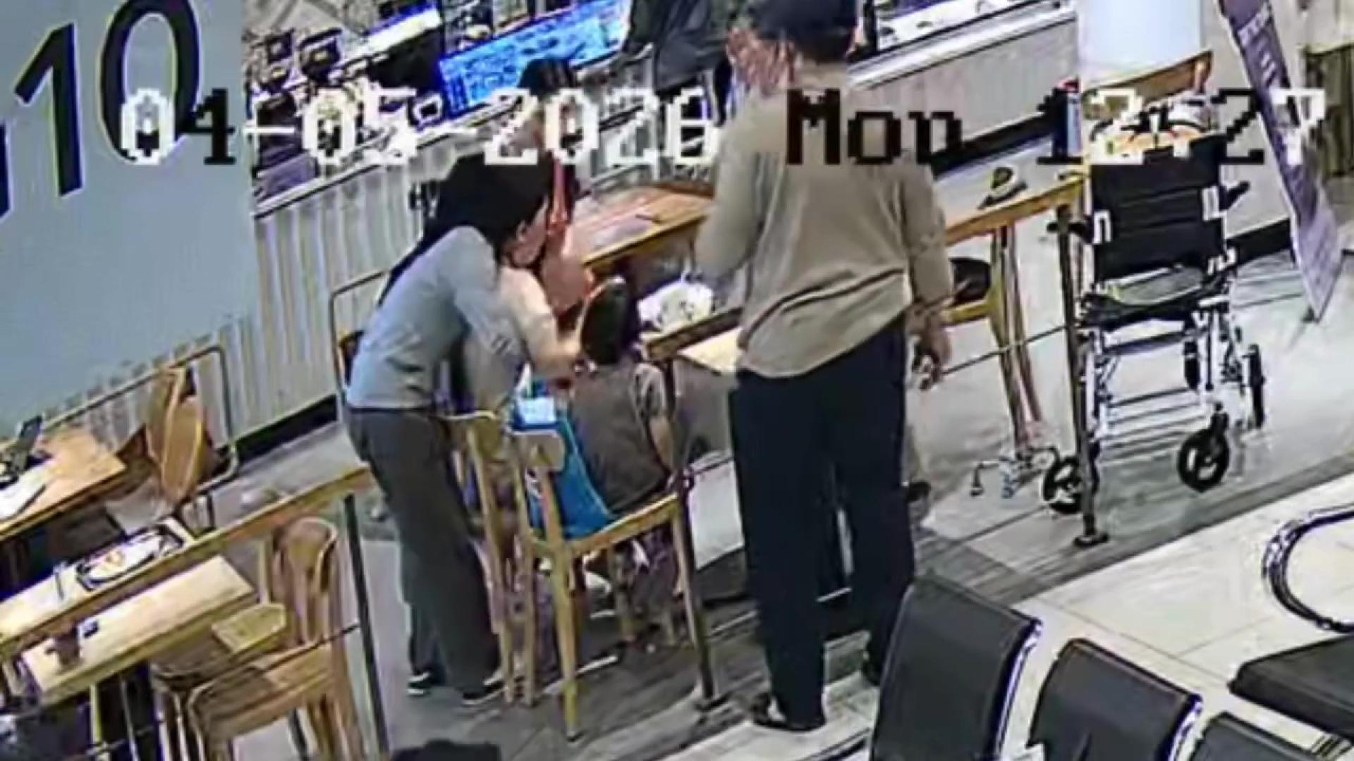 西蒂麦舒拉挺身而出，使用海姆立克急救法，对妇女进行抢救。