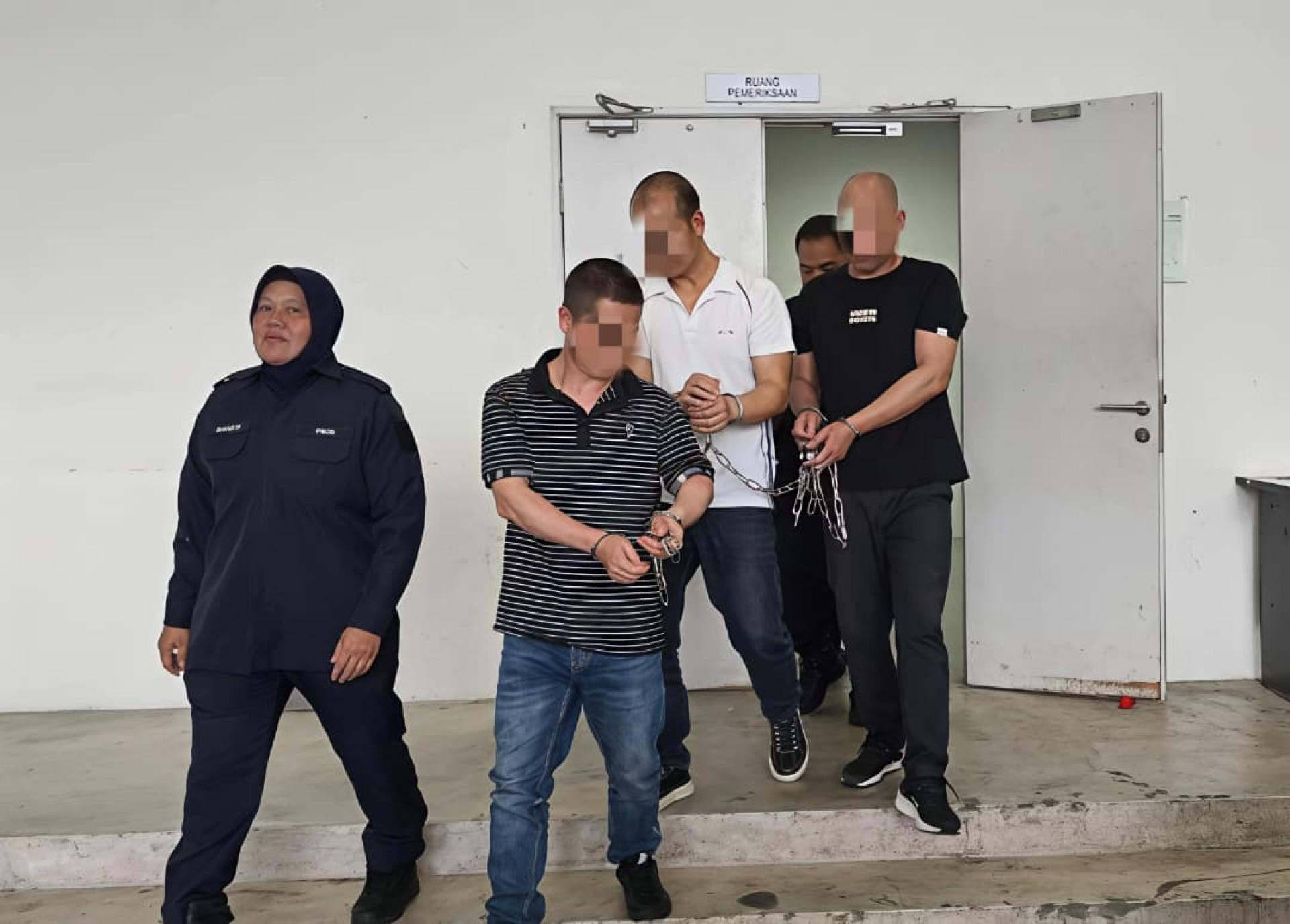 4名嫌犯于周四早上被警方带上加央法庭，获准延扣5天至本月18日。