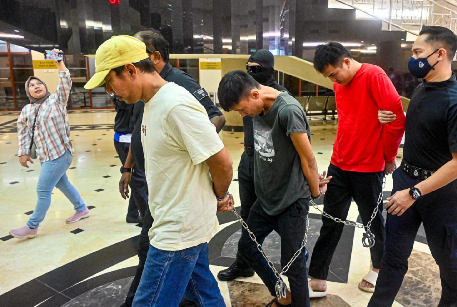 王永伦（左起）、黎凯彬与温健飞周四被押送法庭面控。