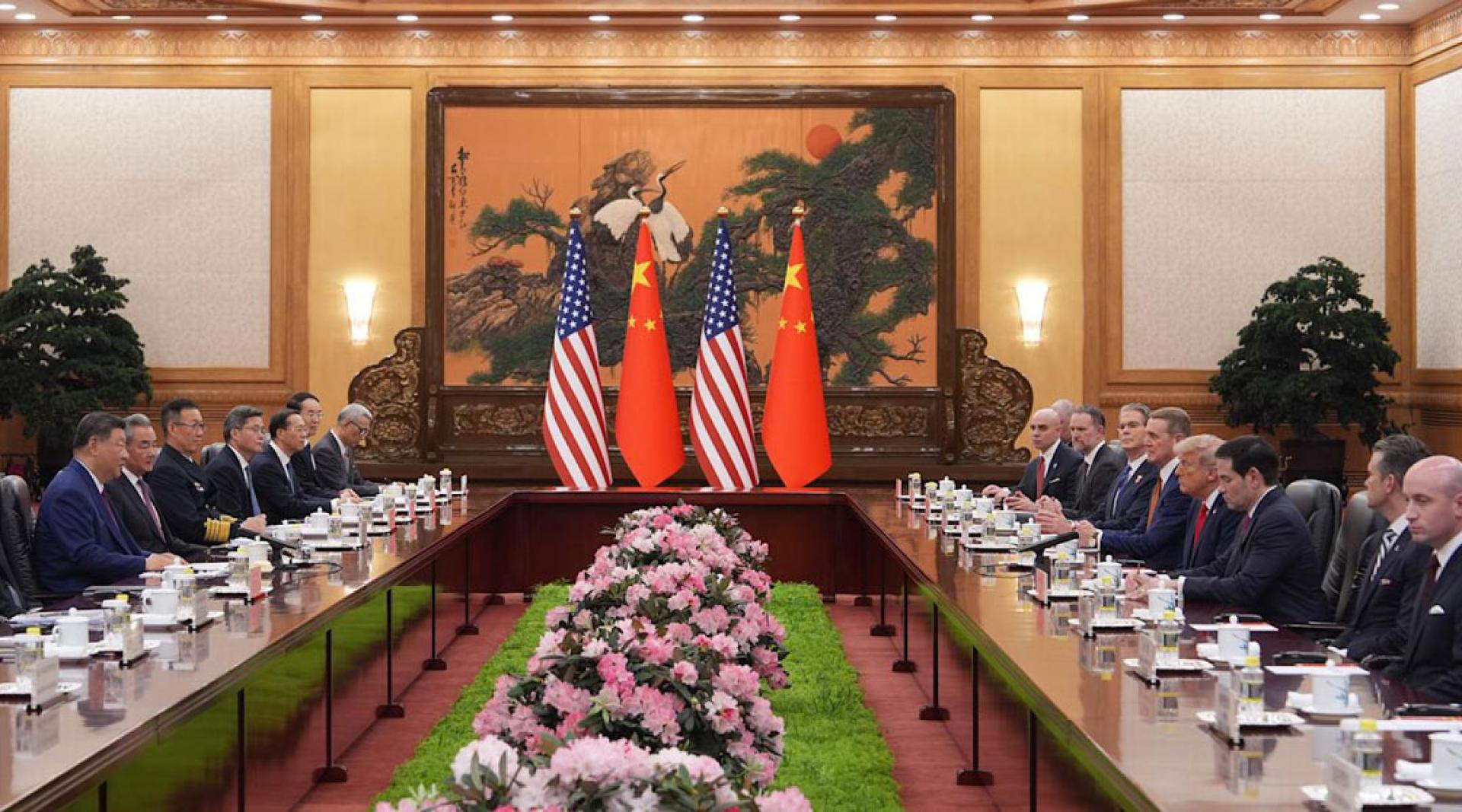 习近平（左1）喊“不做对手”，特朗普笑回：伟大的领导人。