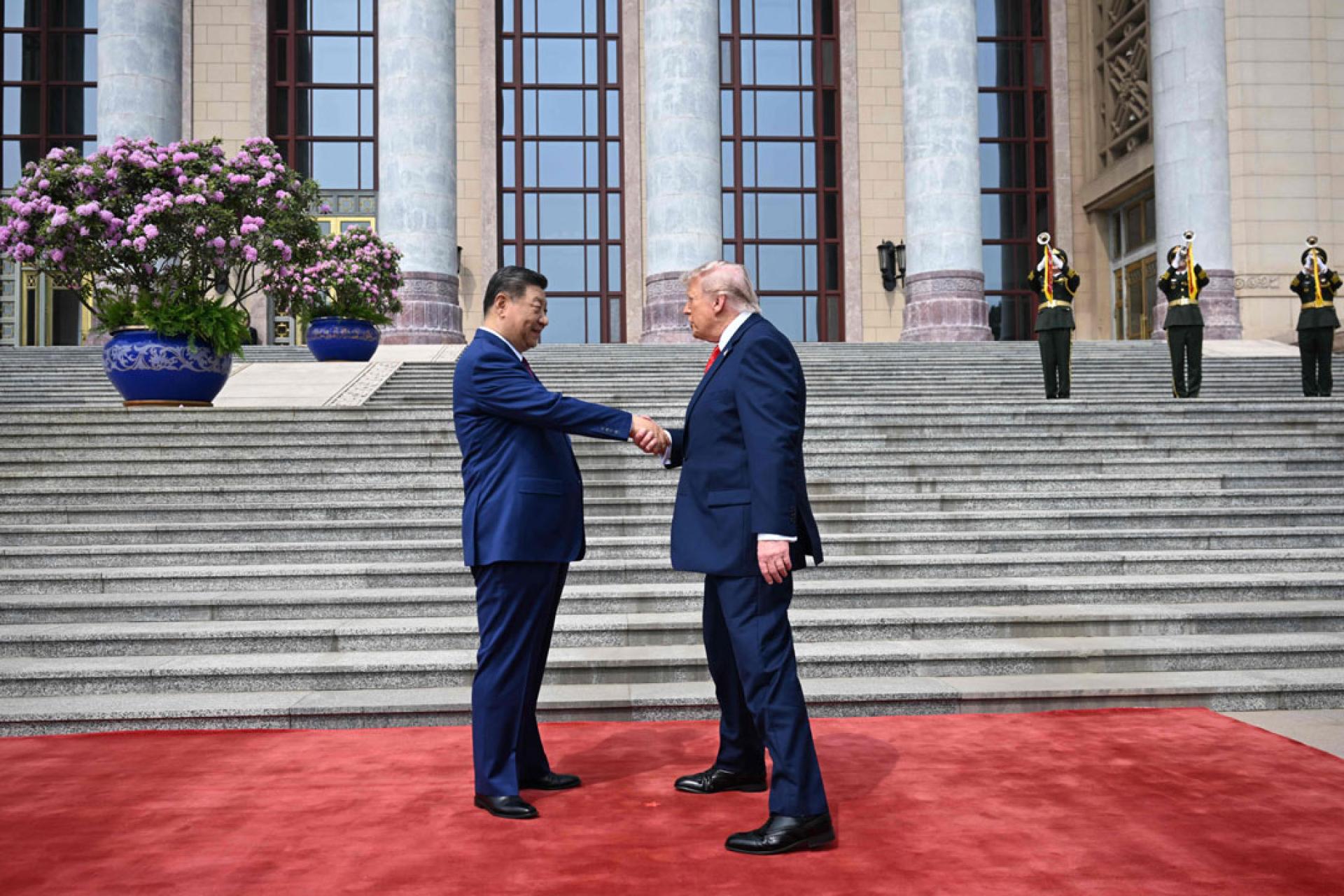 习近平(左)与特朗普握手14秒。