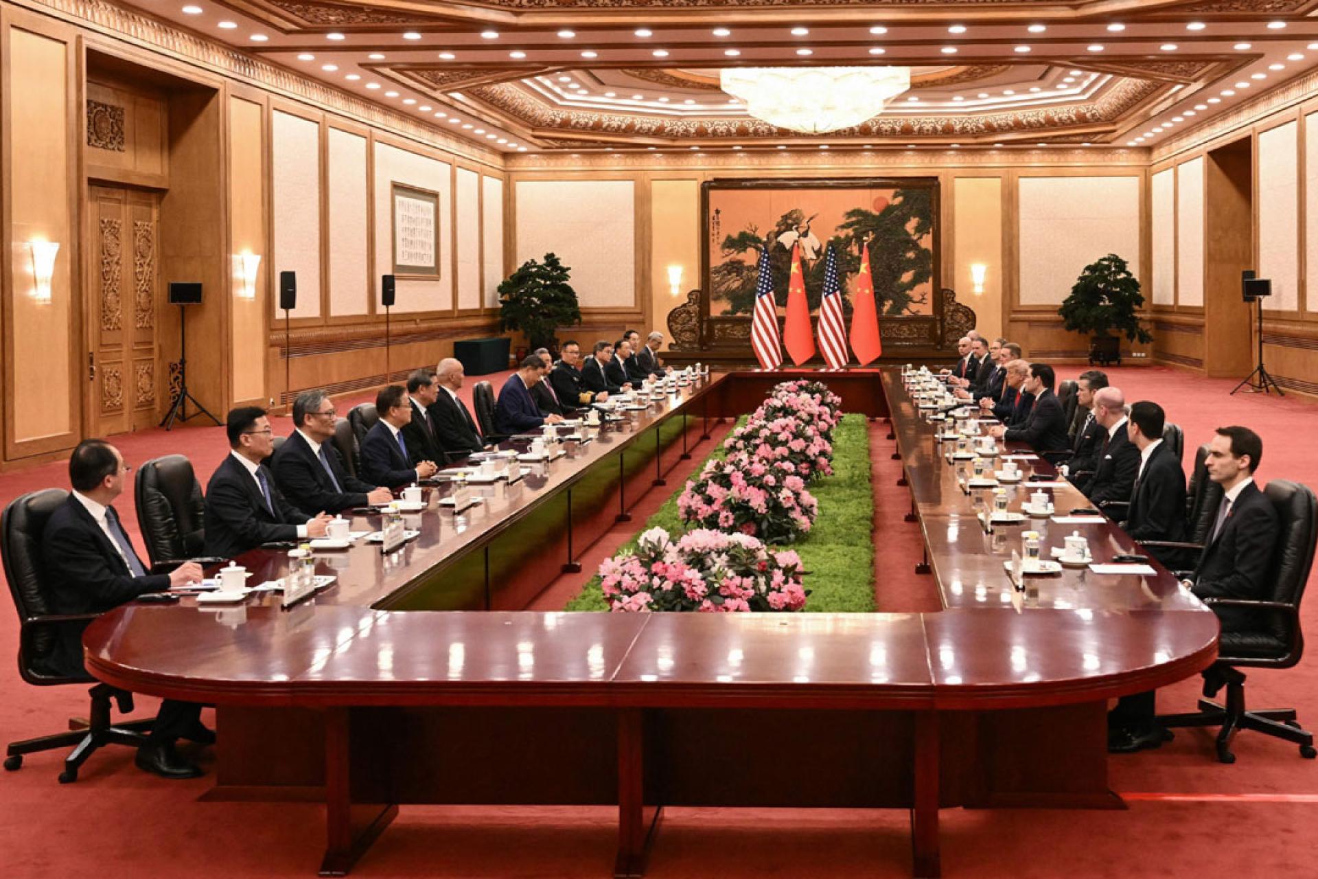 习特会前，美国国务卿鲁比奥（右5）不时抬头观察会场天花板。