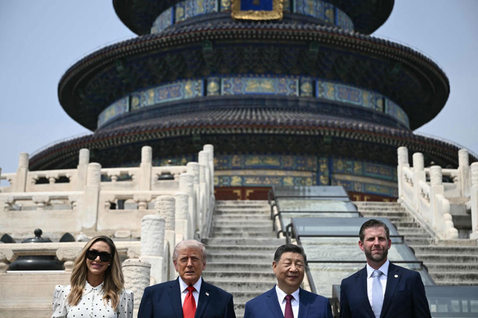 习近平(右2)与特朗普（左2）、特朗普二儿子埃里克及二媳妇劳拉在天坛祈年殿广场合照。