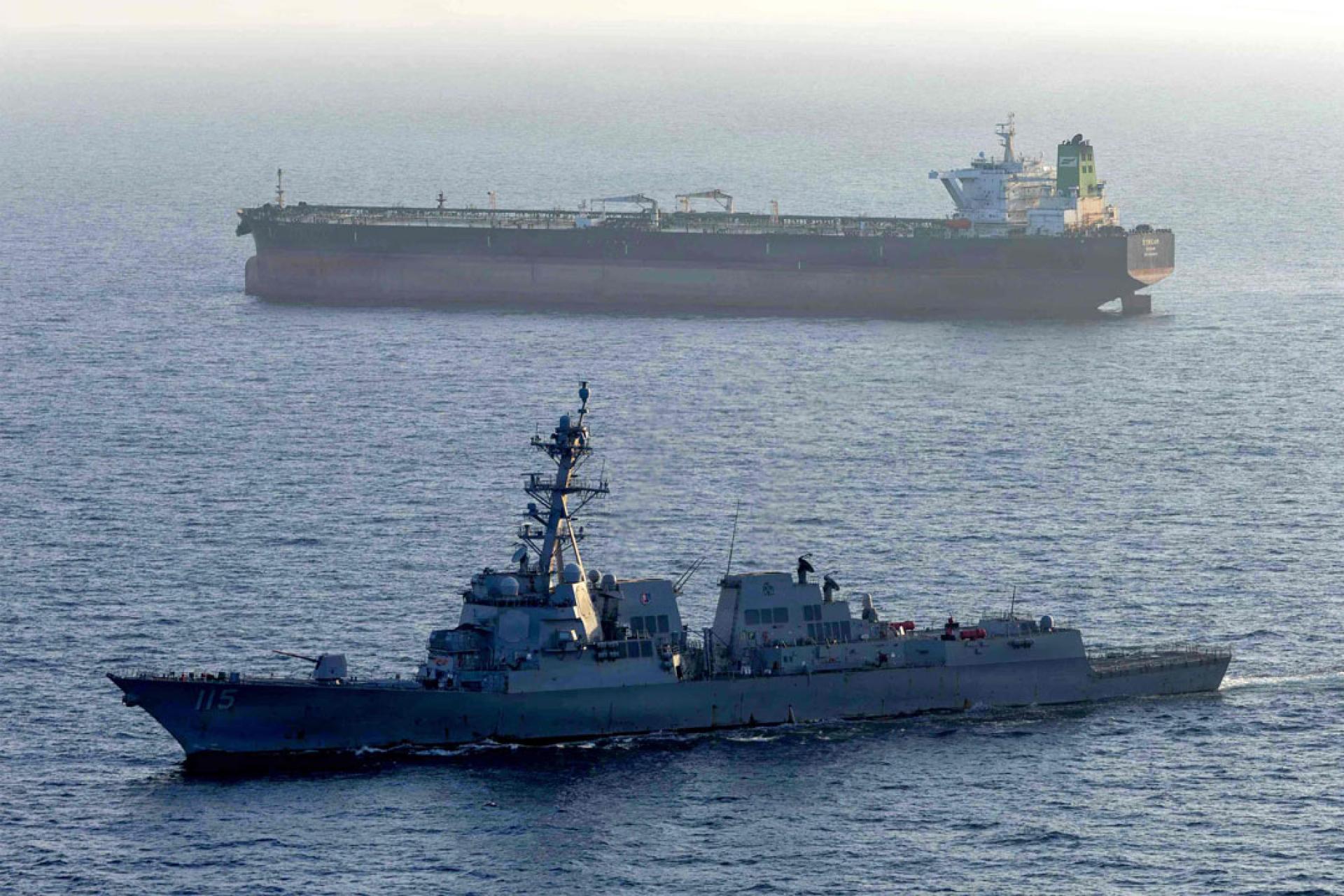 霍尔木兹海峡当下面对伊朗和美国的“双重封锁”。