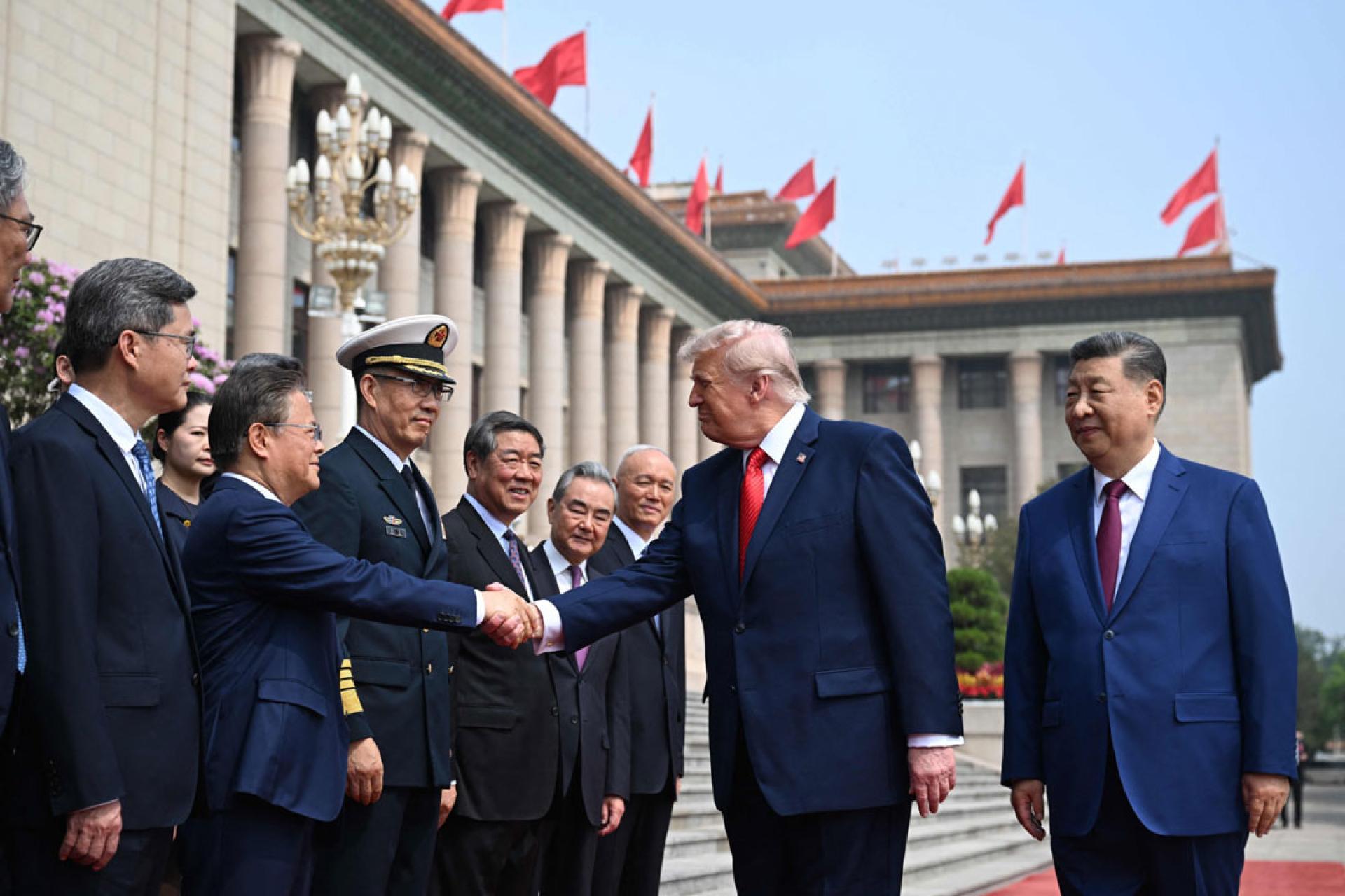 特朗普与中国国家发改委主任郑栅洁握手。