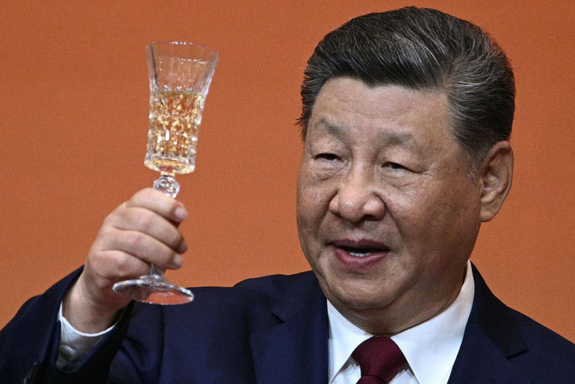 习近平在晚宴敬酒。