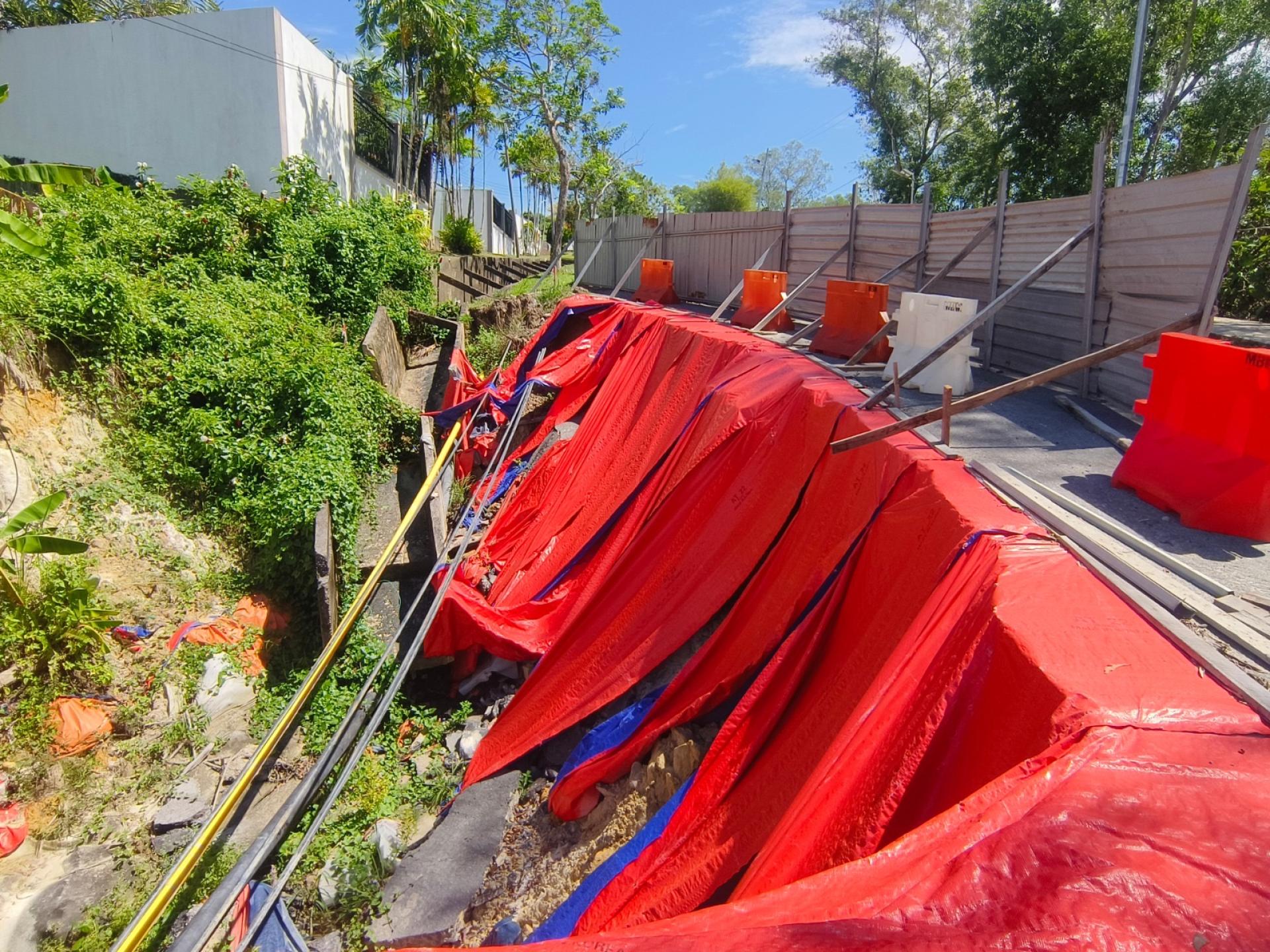 惊魂岭坡道排水沟一带发生土崩后，为防止情况持续恶化，市政局紧急铺设防水布，避免泥土进一步流失。