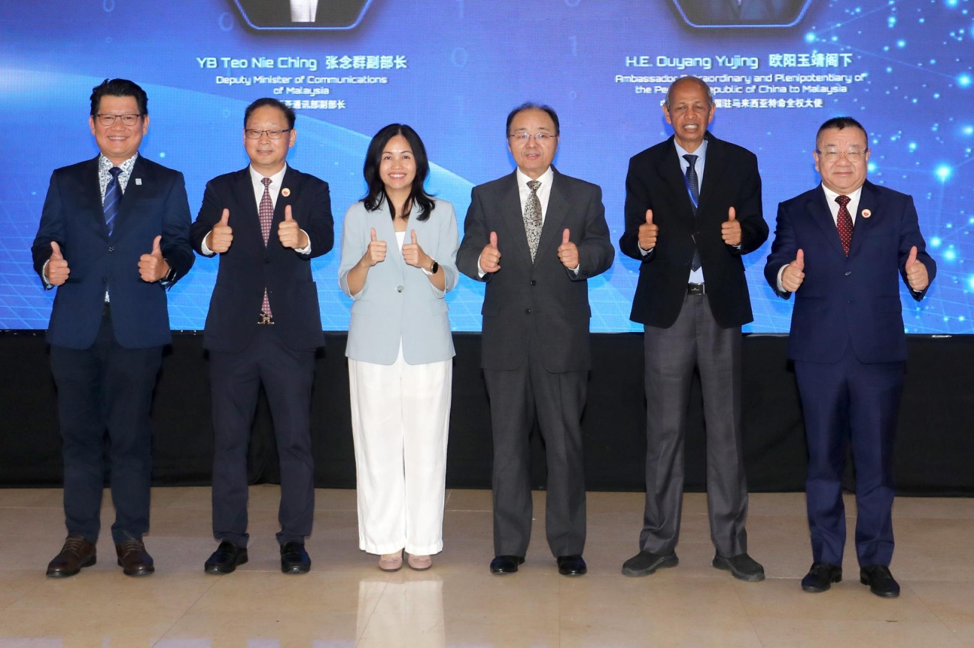 马中嘉宾齐为“中国智能科技展览会”主持开幕式并赞好，左起刘润杰、李中平、张念群、欧阳玉靖、马吉德及闫立金。