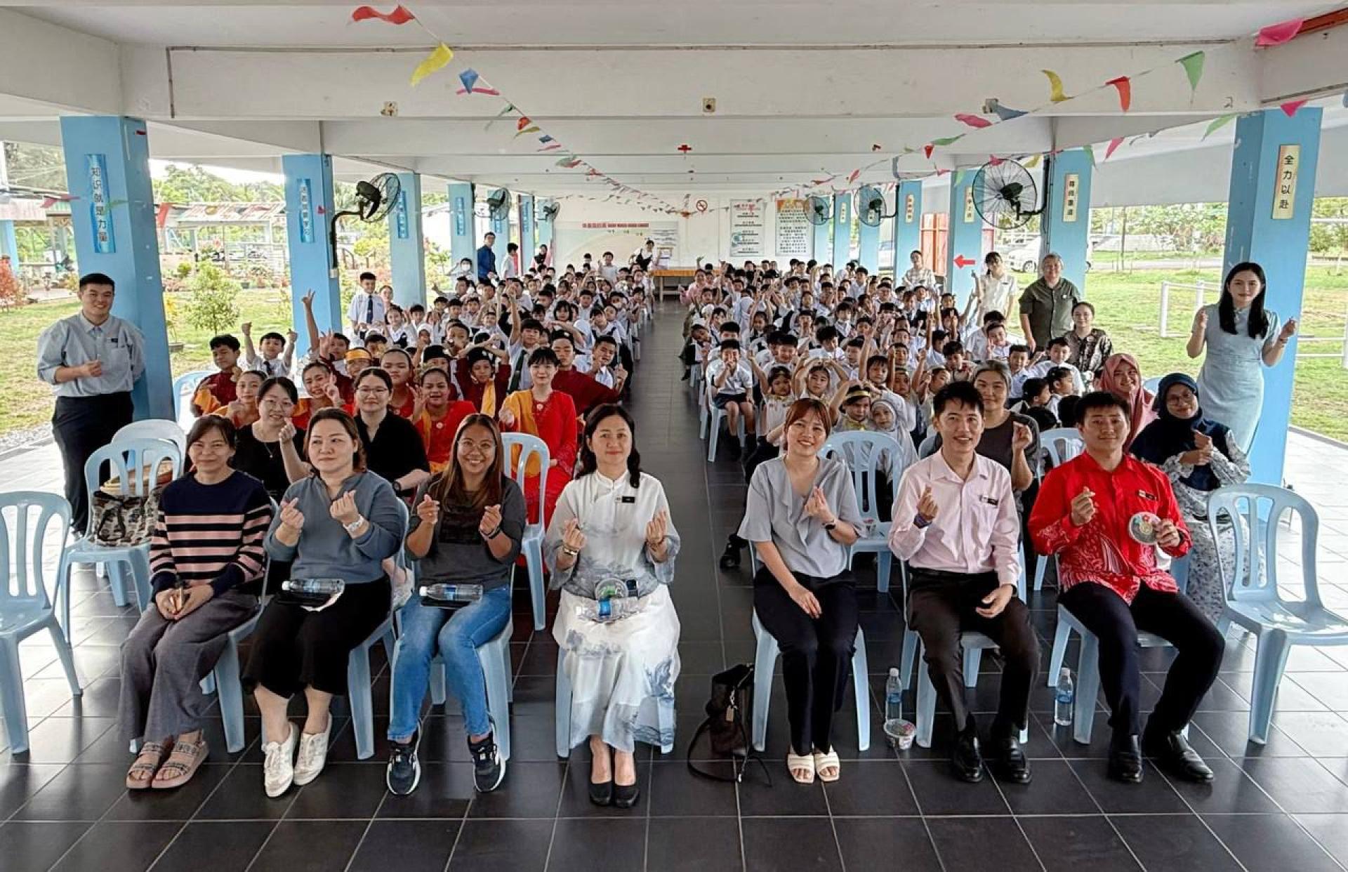 都九政府小学2026教师节庆典大合照。