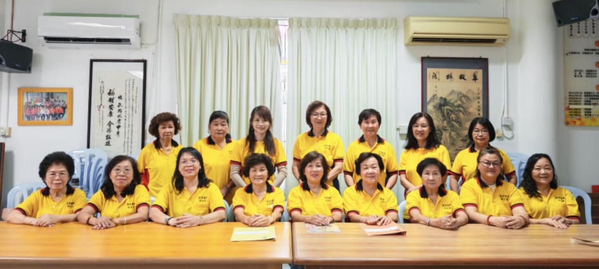 美里诏安会馆妇女组庆祝成立35周年暨双亲节“感恩双亲、夏威夷温馨之夜”交流晚宴筹备会成员合影。坐者右4起为名誉主任兼顾问沈隆妹、筹备会主席田美燕，以及妇女组主任沈玉凤。