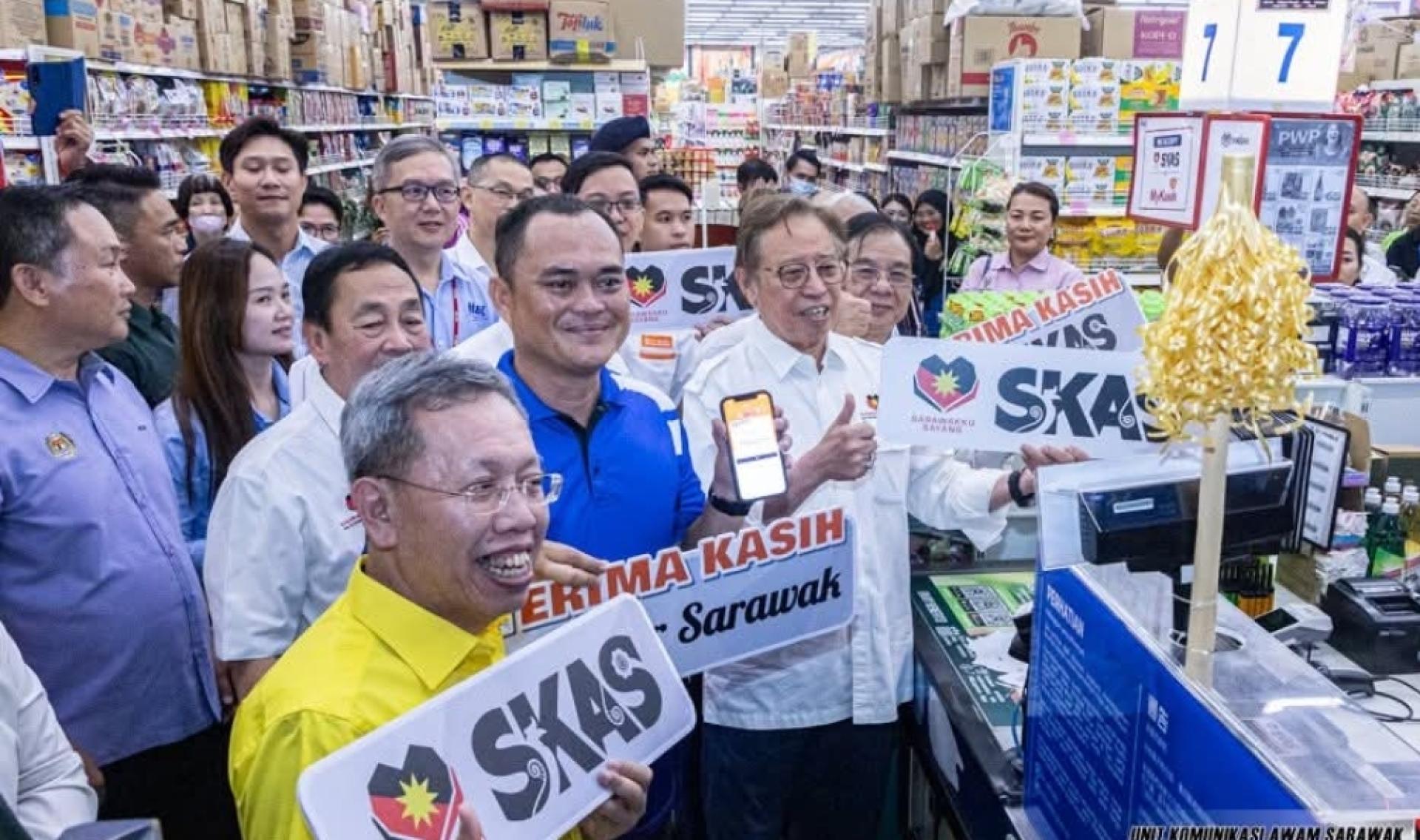 总理与其他嘉宾共同展示skas看牌。