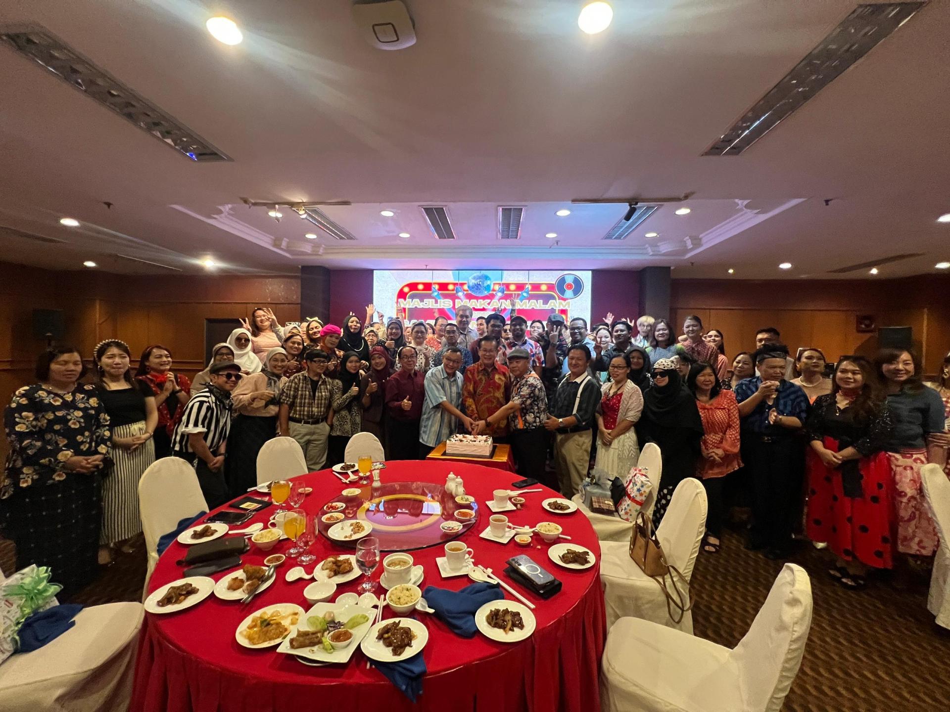 美里圣约瑟国小家教协会庆祝教师节，教职员共切蛋糕。中为砂拉越交通部长拿督斯里李景胜。