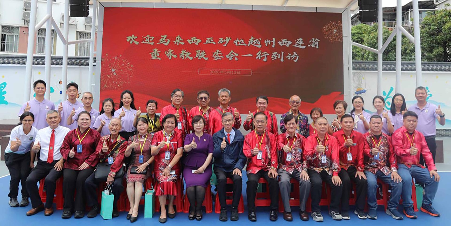 代表团与深圳市罗湖区星园特殊儿童学校部分教职员合影于校门口。