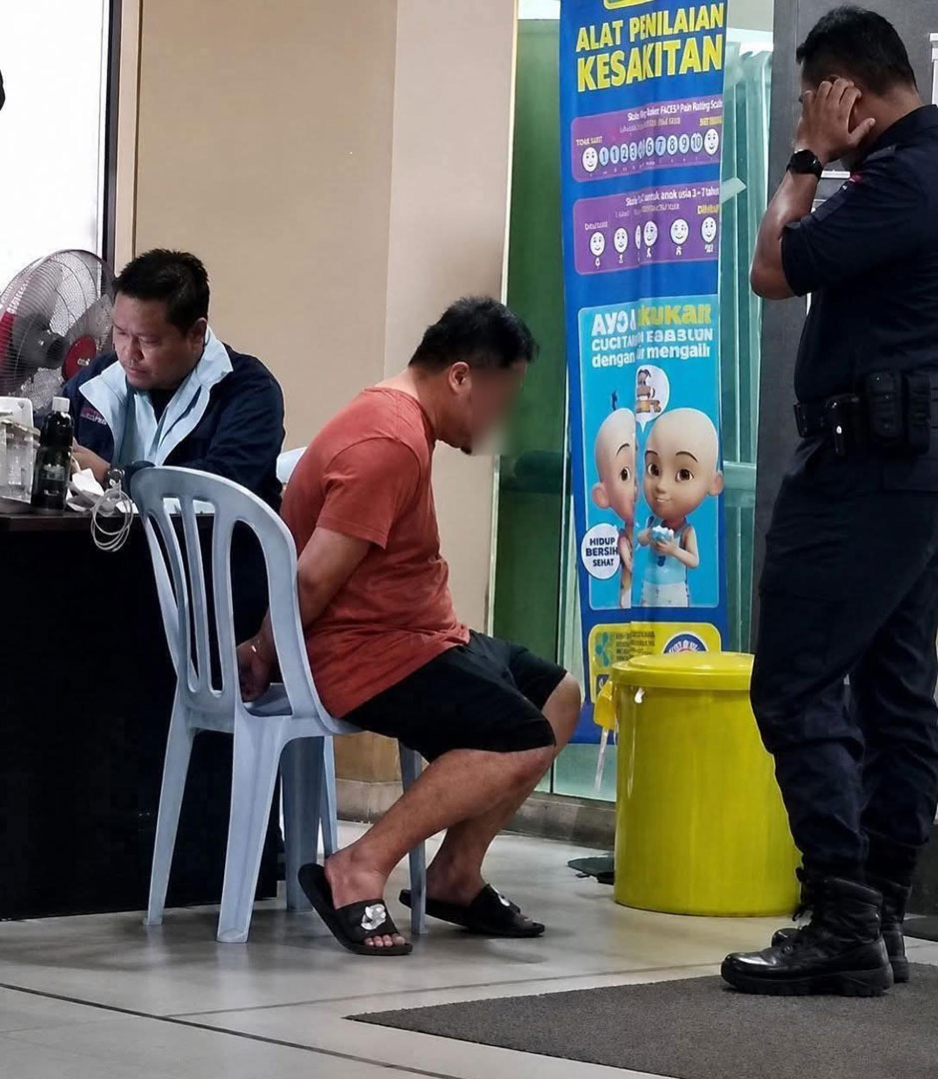 一名男子疑似遭到警方扣留的图片，在网络流传。（档案图）