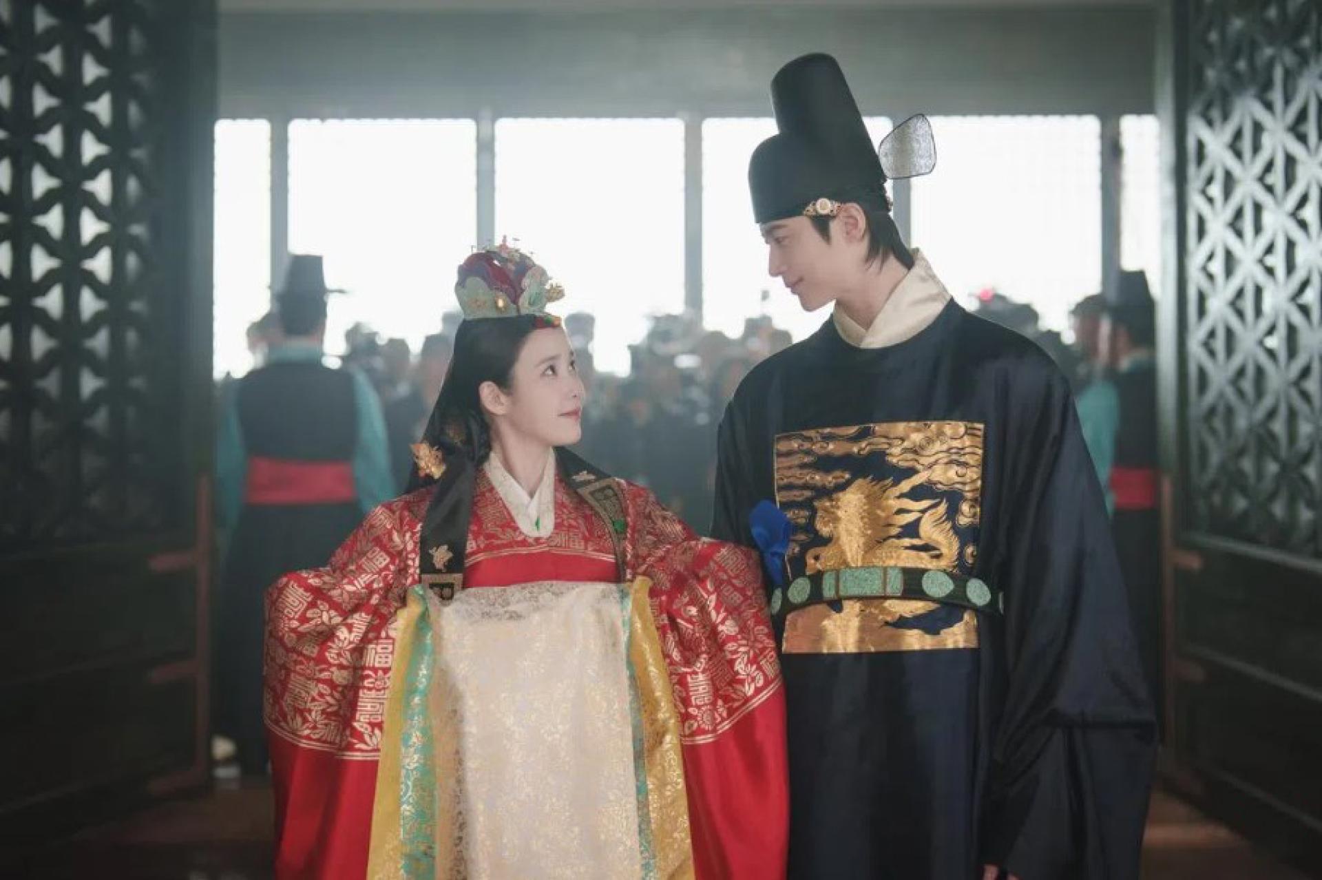 IU（左）和边佑锡在《21世纪大君夫人》中假结婚后日久生情。