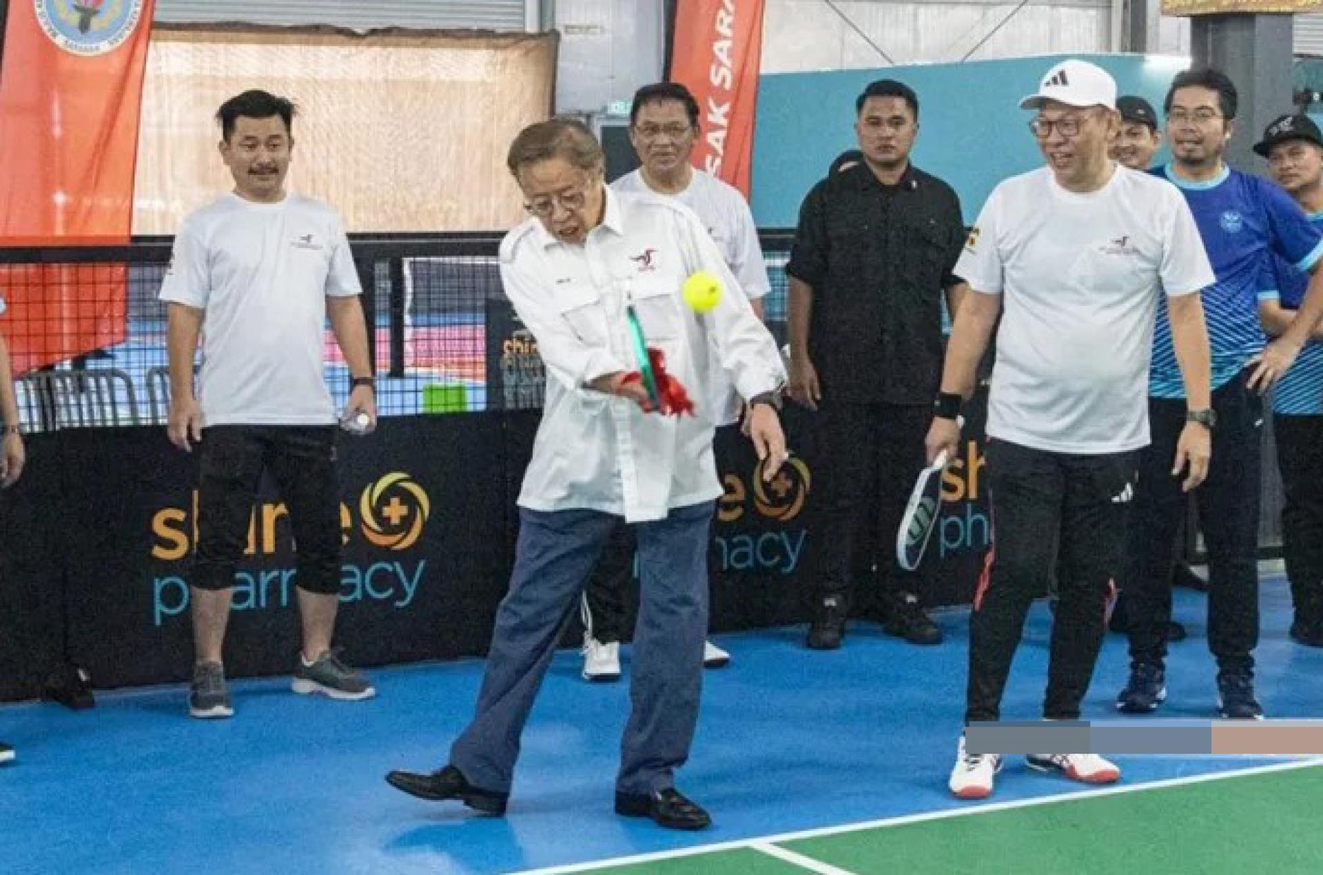 阿邦佐于2026年5月16日在古晋Star Pickleball为MAKSAK砂拉越与GPS后座议员匹克球赛主持开球仪式。图片来源：Ukas。