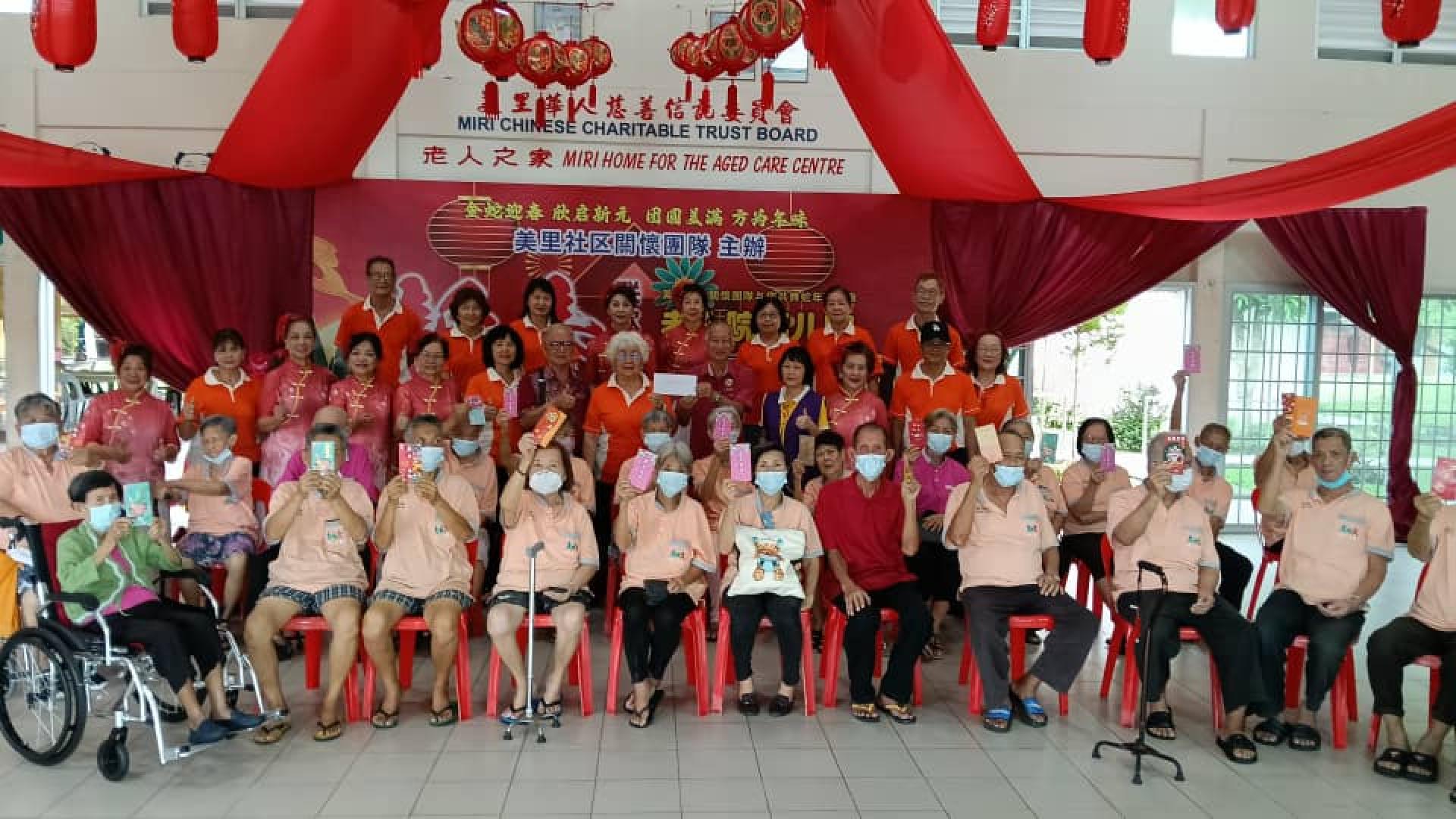美里快乐歌友会一行人在主席陈紫玉及黄晋钦理事的安排和带领之下，探访老人之家。