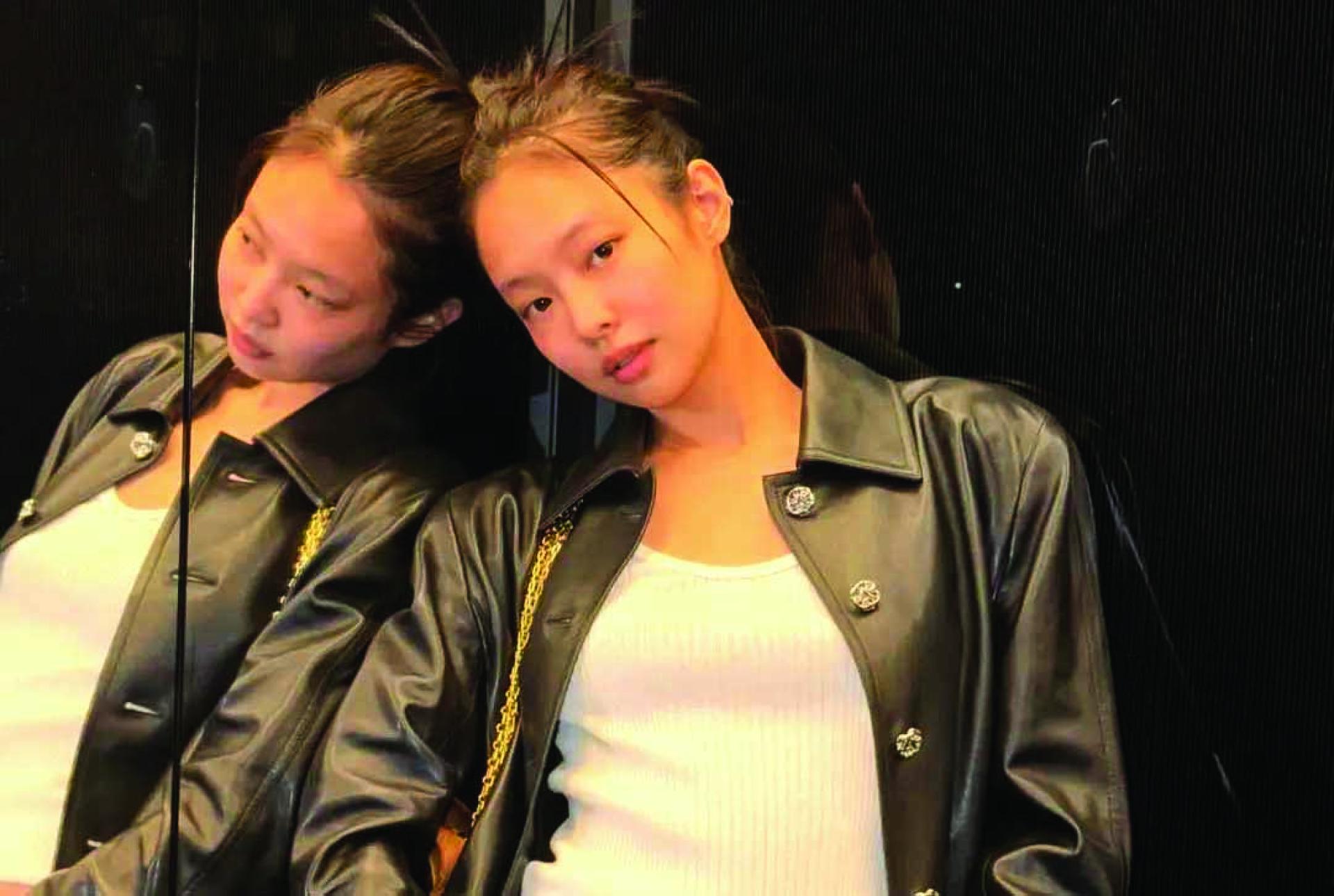 Jennie靠着镜子的美照中，被发现倒影与正面脸蛋有落差。