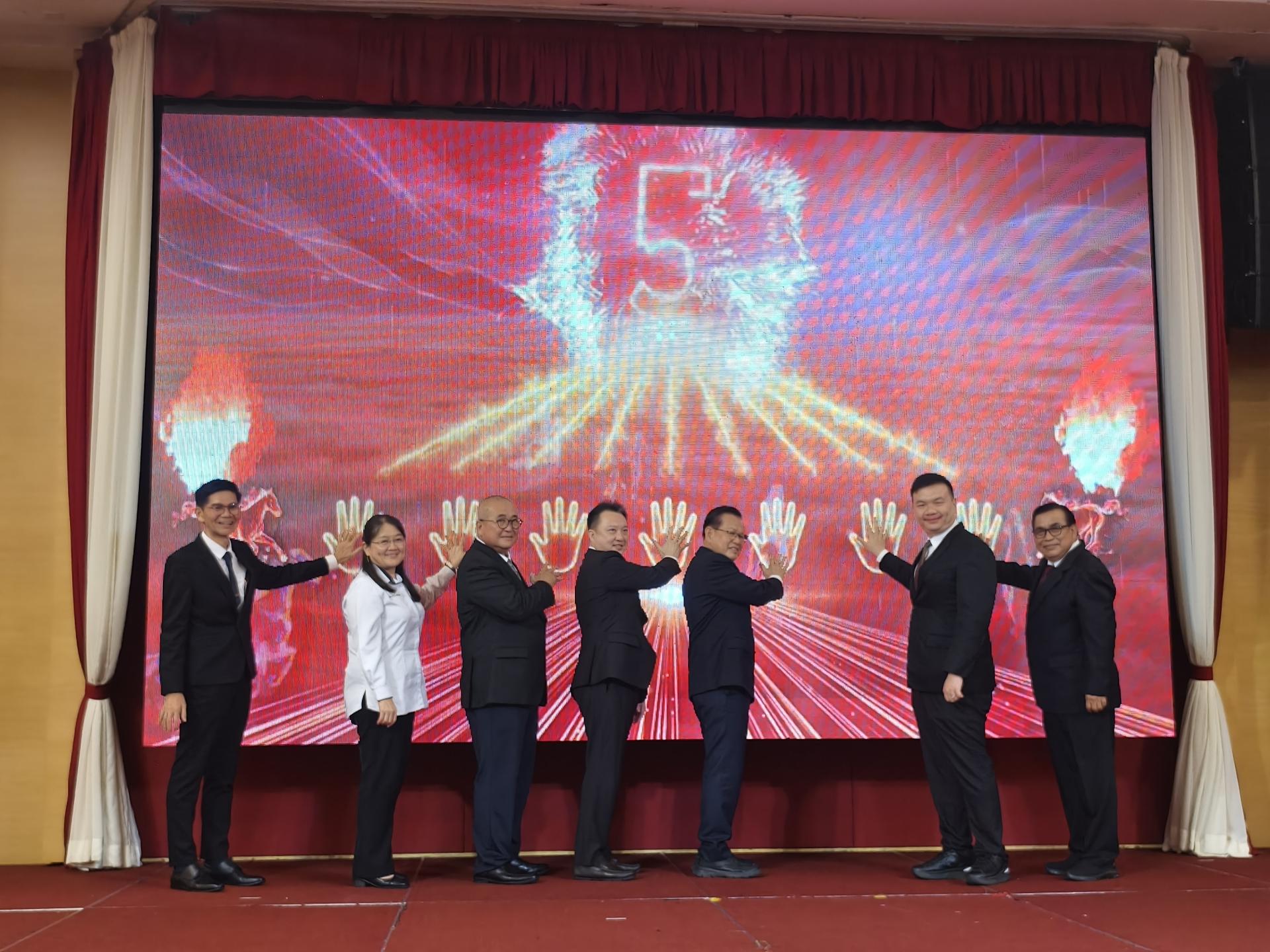 埔奕中华公学建校80周年晚宴开幕典礼。左起为校长朱光武，美里教育厅厅长代表苏燕章，美里市长俞小珊，陈超耀的代表谢家樑市议员，主宾拿督斯里李景胜，旅游、艺术及文化部副部长赵俊文，以及埔公董事长蔡刚明。