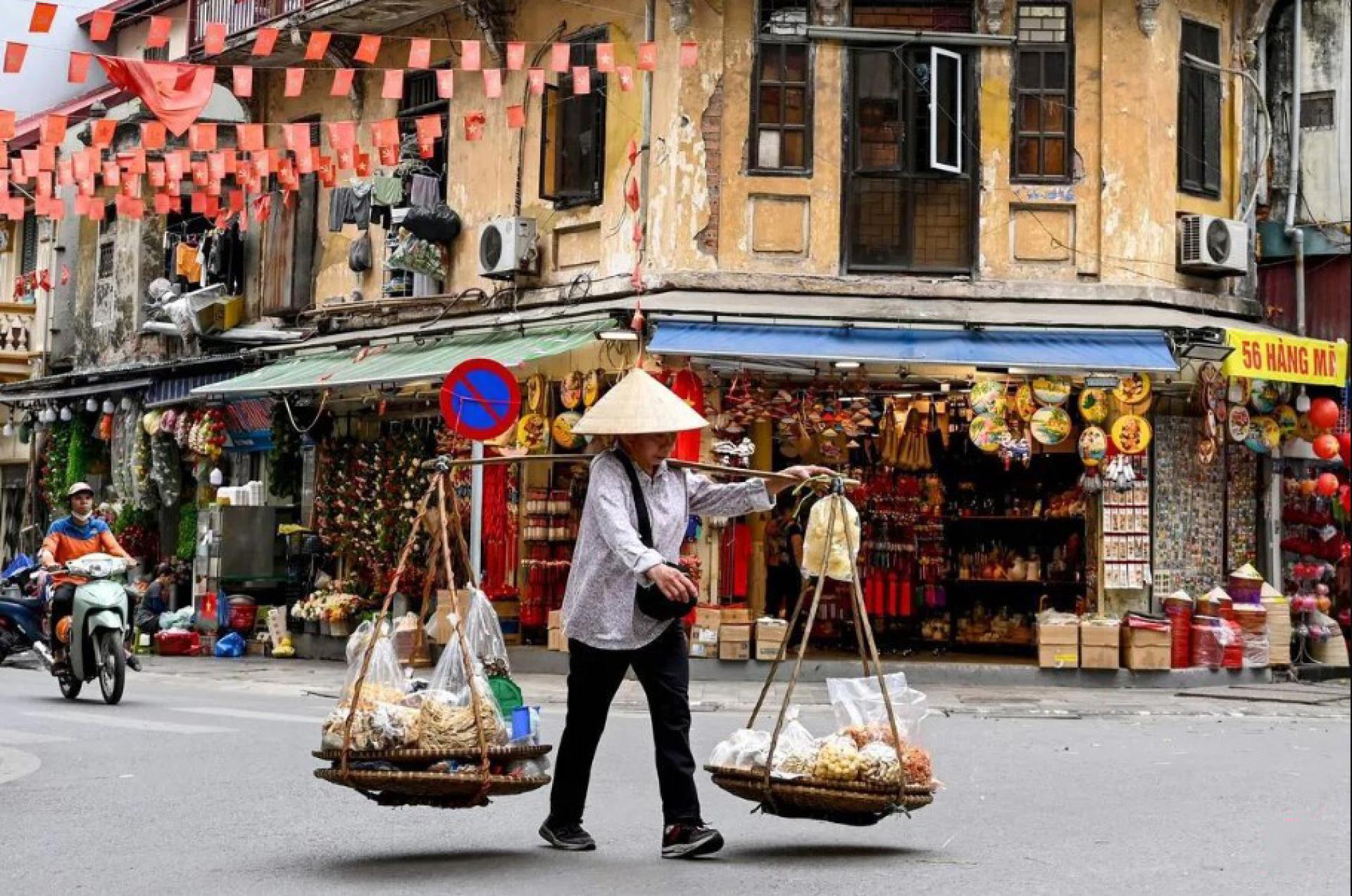 河内是千年古都，面临许多历史名城共同的阵痛，包括交通拥堵、大雨内涝、用地紧缺和建设老化等。新提出的“百年总体规划”希望能解决河内面对的问题，同时为将来的发展预留空间。