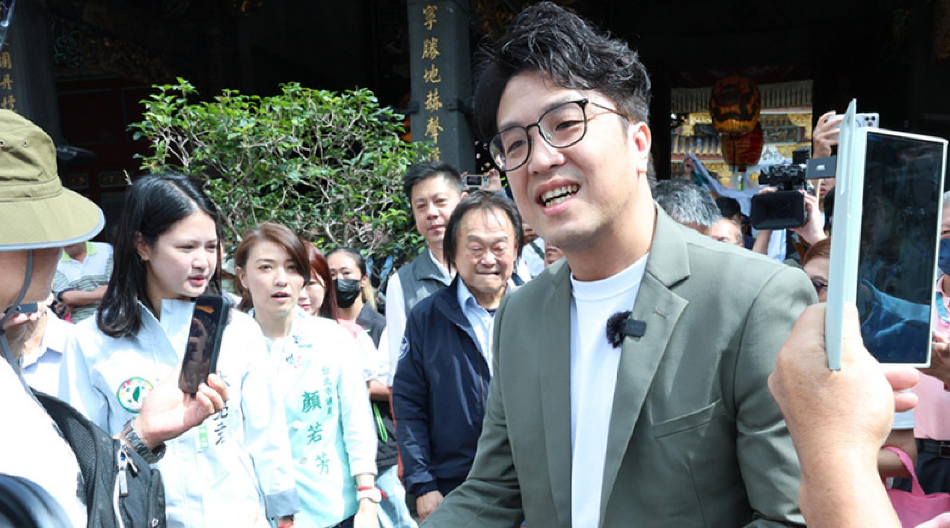 民进党台北市长参选人沈伯洋（前右）16日前往大龙峒保安宫参香祈福。