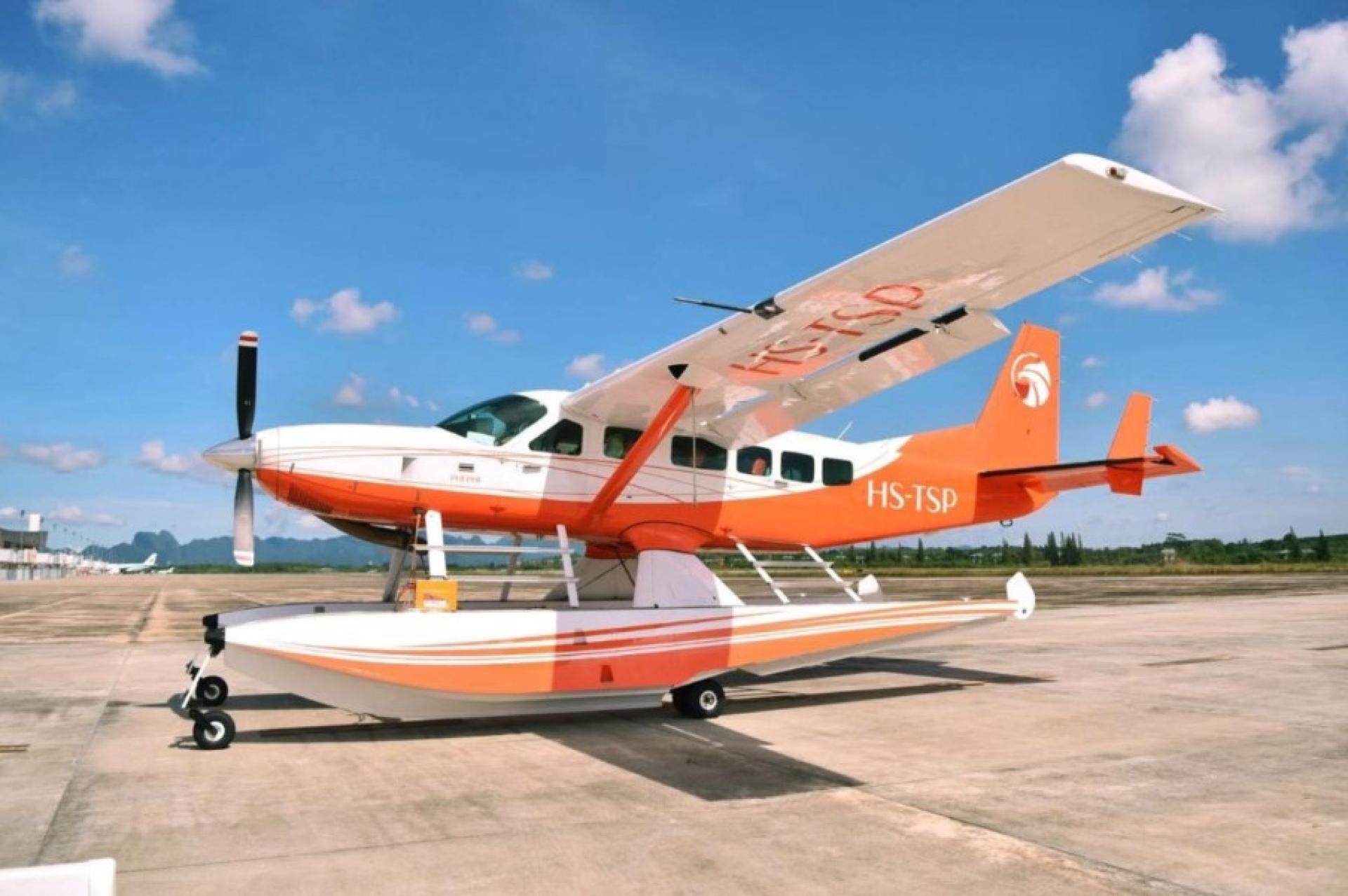Thai Seaplane营运的水上飞机准备起飞。该公司预计于9月推出安达曼海环线航班服务，目标客户为高端游客。首阶段航线将从普吉国际机场飞往普吉南部地区，并连接普吉与甲米。