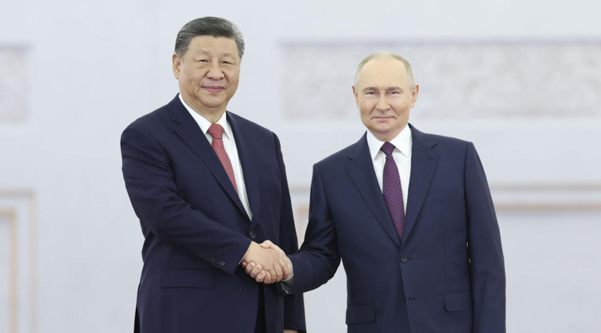 去年5月8日，俄罗斯总统普京同中国国家主席习近平（左）在莫斯科克里姆林宫举行会谈。
