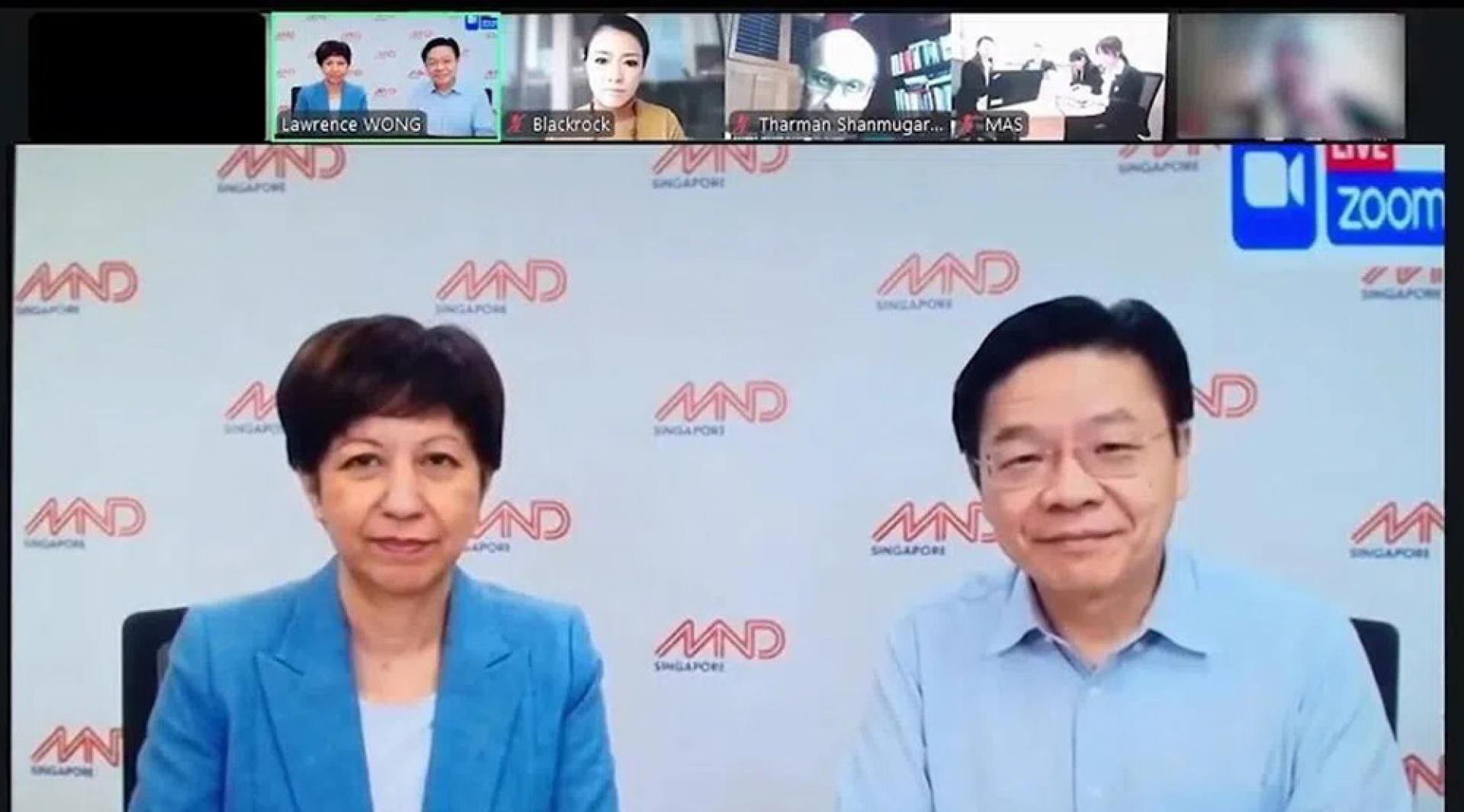 警方星期六（5月16日）晚上发文告并公开骗子制造的一场深伪Zoom视频会议画面，会议内容称与霍尔木兹海峡局势有关，并包括尚达曼总统（上方小图左三）、黄循财总理（大图，右）、英兰妮部长（大图，左）和新加坡金融管理局官员，以及加拿大外交部长和阿拉伯联合酋长国总统高级外交顾问等外国官员，还有来自贝莱德等私企的代表。 （图：新加坡警察部队）