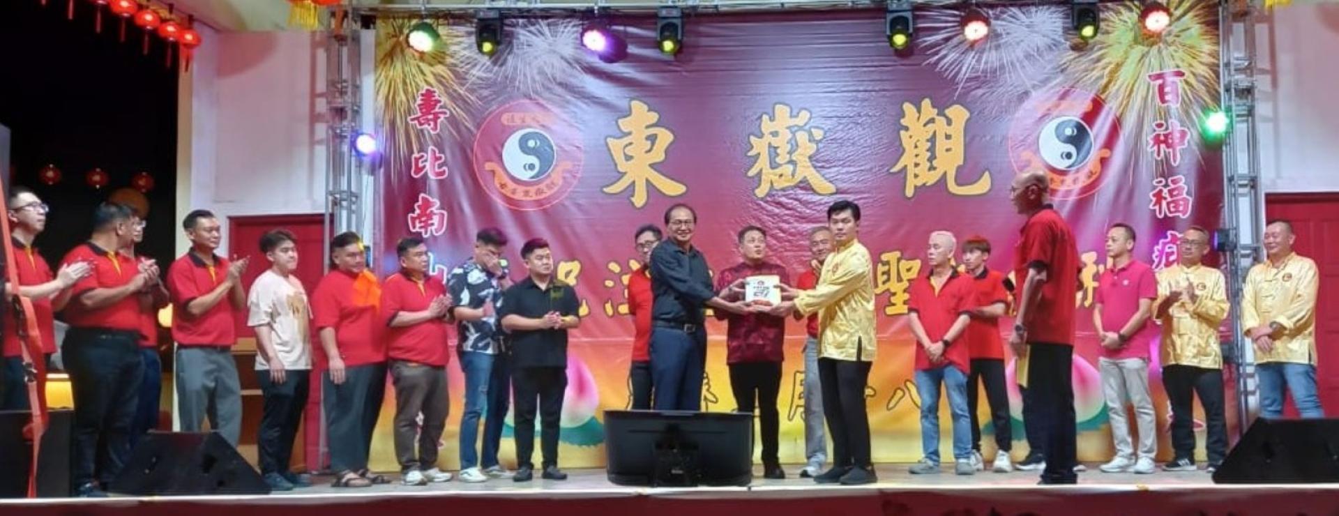 古晋东嶽观主席方文祥太平局绅（中）见证李欲熙（右）移交炉主职权予顺业摩托公司负责人卢文华与新旧头家合影。