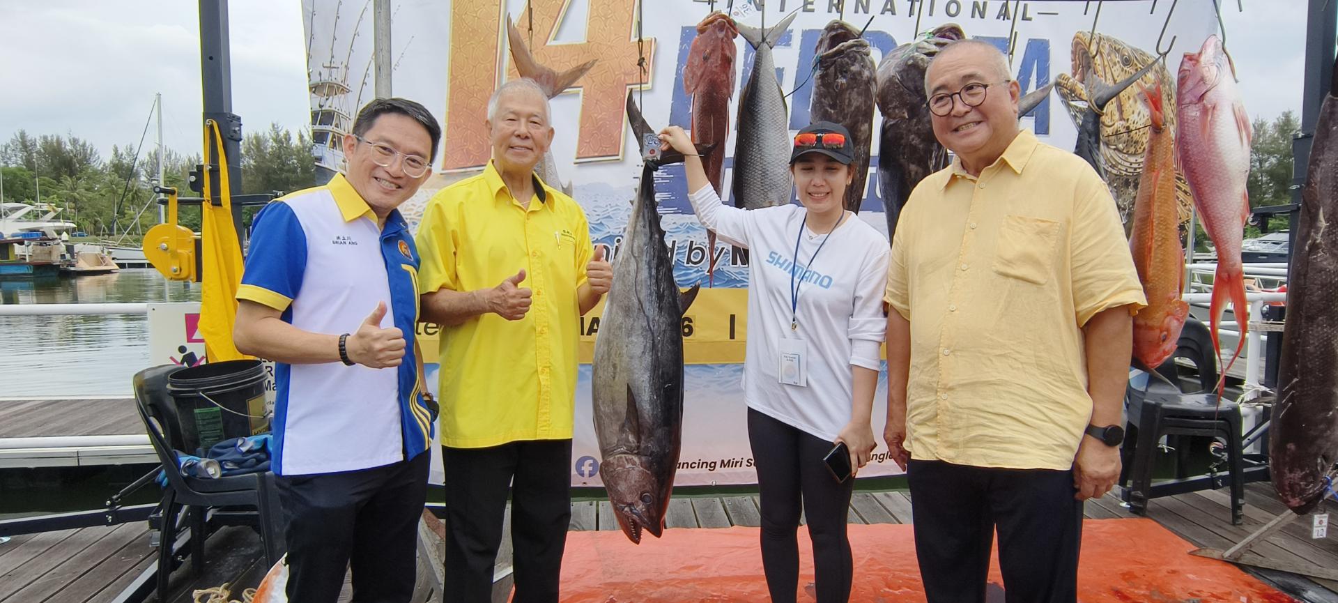 个人组冠军丘萍萍（右2）与砂旅游副部长拿督陈超耀（左2）、美里市长俞小珊（右）及美里钓友俱乐部会长洪立川（左）合影。