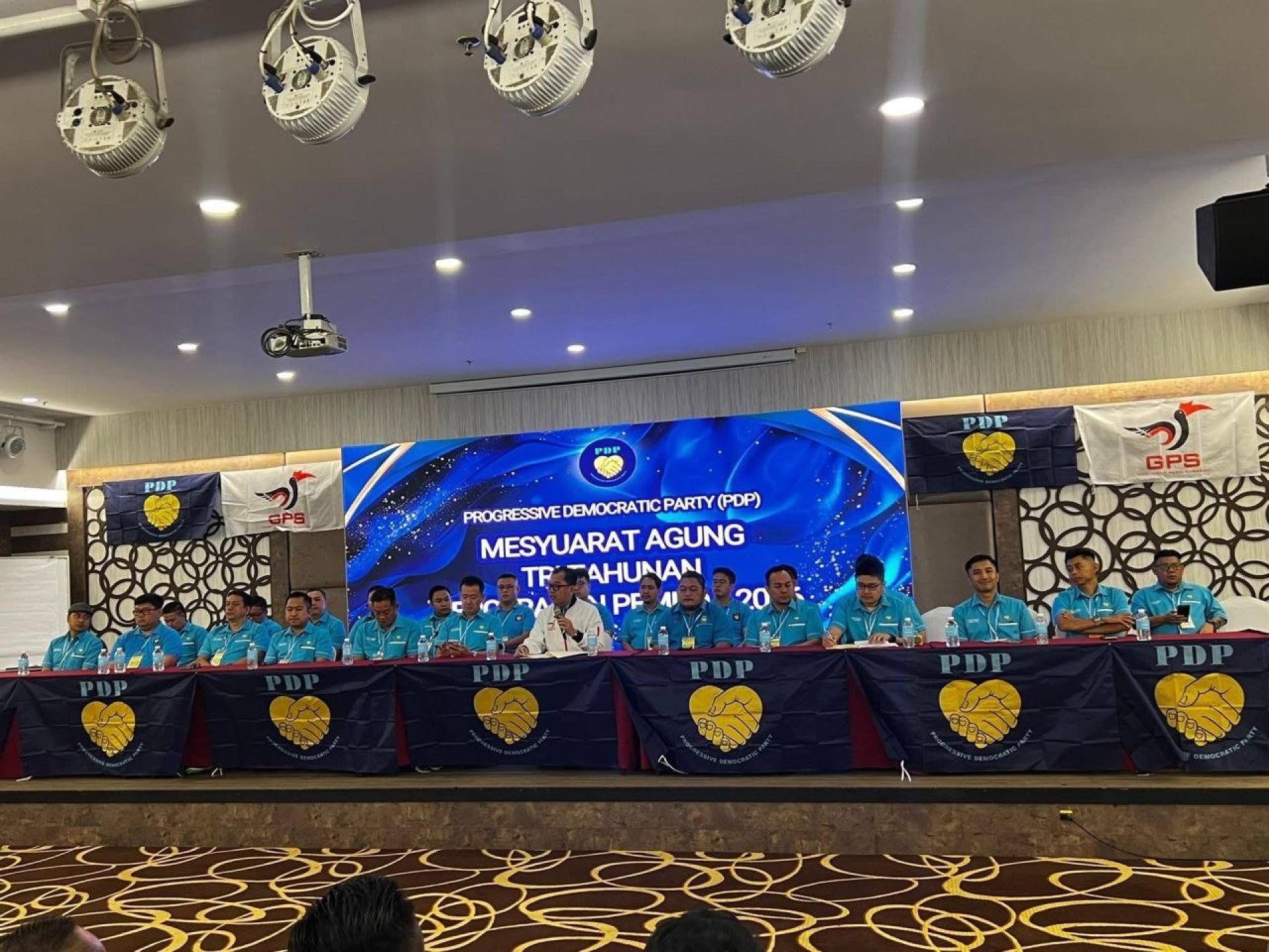 杨洪林（中）主持会议时摄。