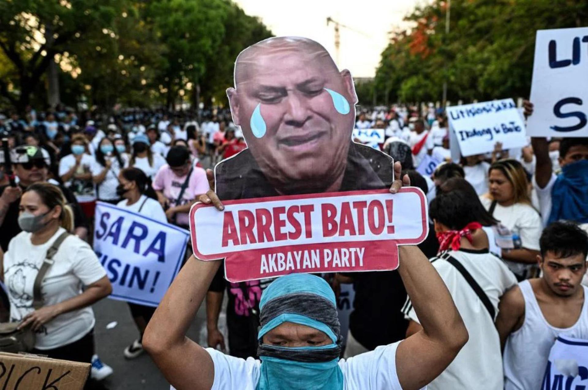 5月13日，示威者在菲律宾参议院外聚集，呼吁当局逮捕菲律宾前国家警察总长德拉罗萨。