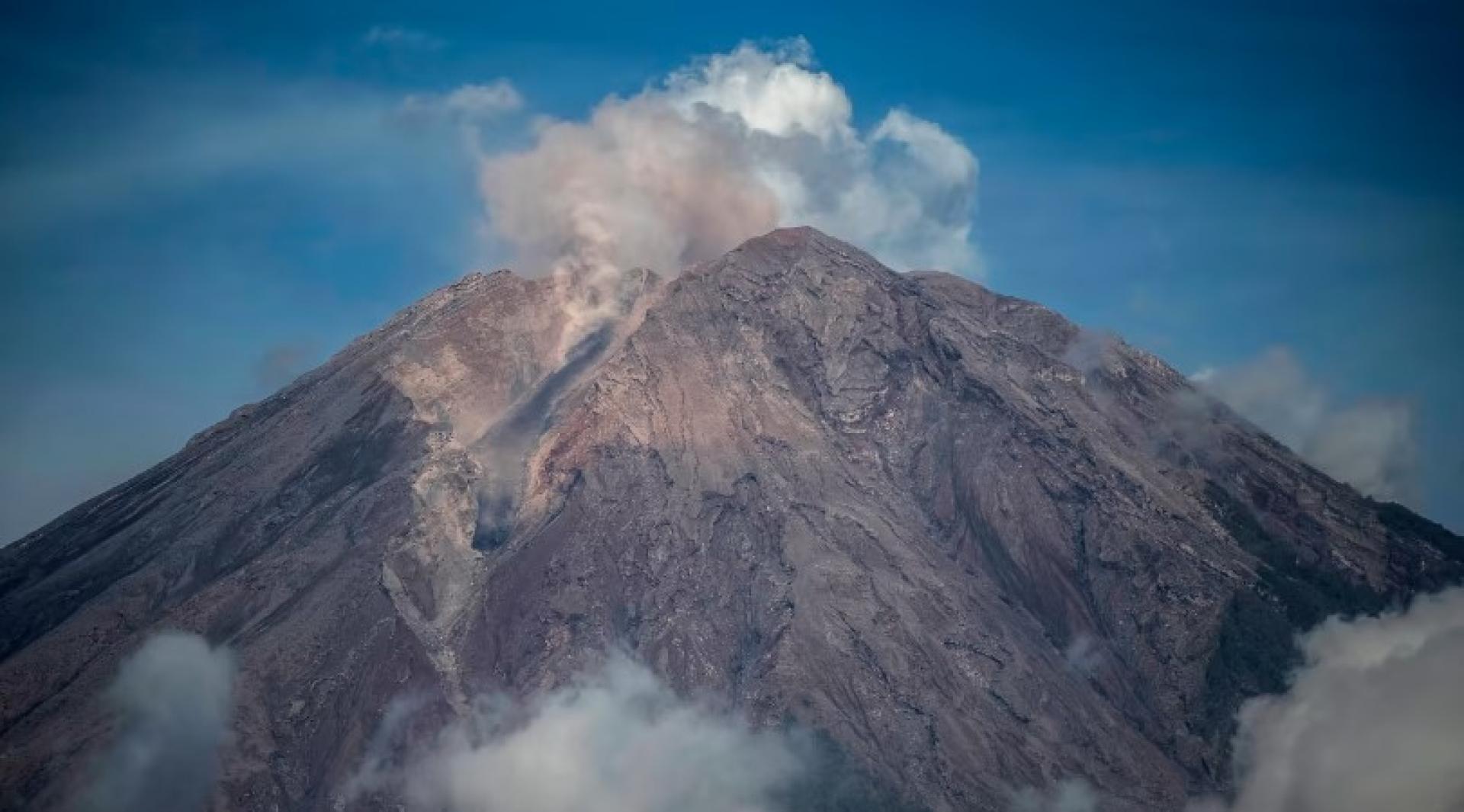 塞梅鲁火山。
