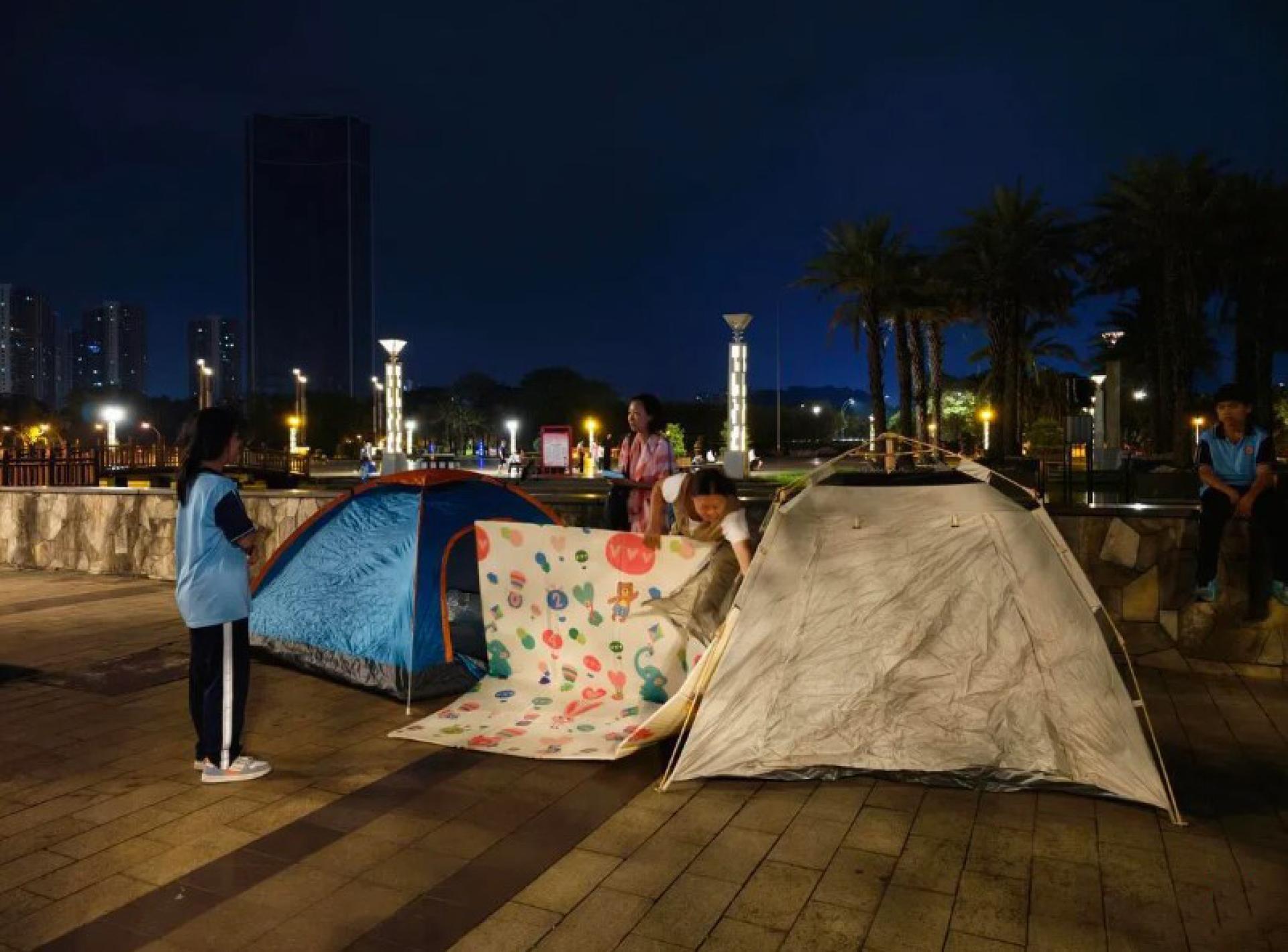 中国广西柳州市柳南区星期一（5月18日）凌晨发生5.2级地震后，有民众在广场搭起帐篷避险。