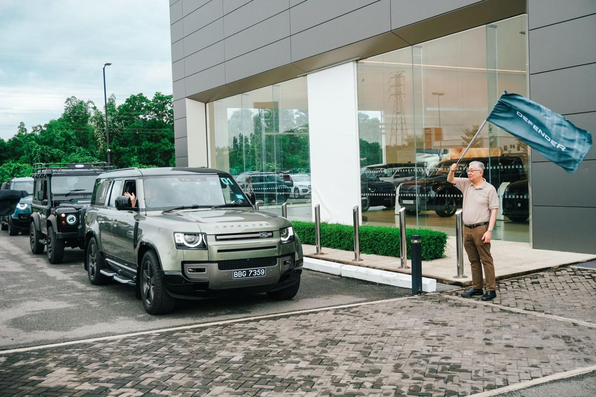 Indera Motors 总经理 Alfred Yong主持Defender车队出发仪式