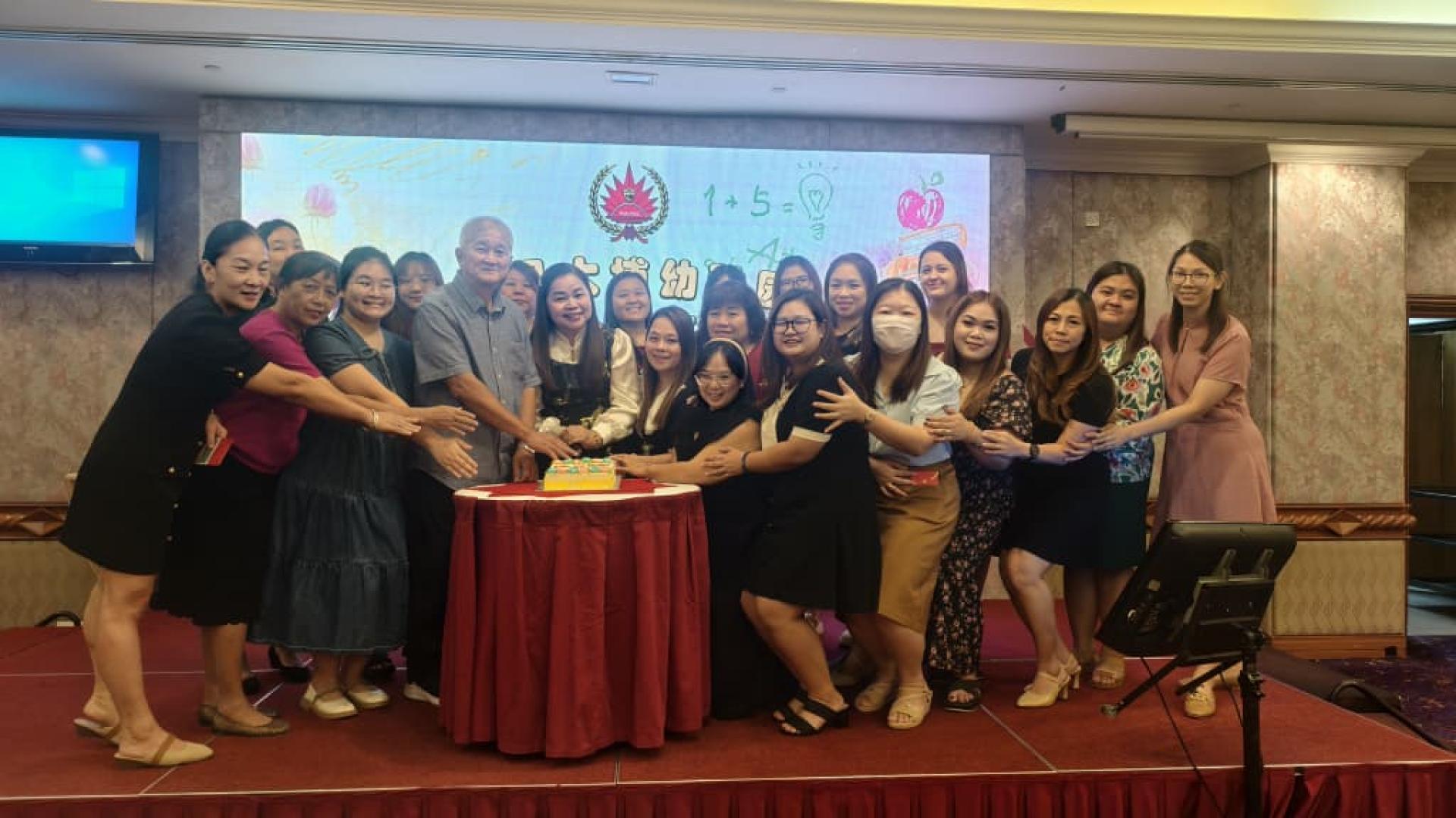 大埔幼稚园董事长谢广发（左4）与老师们一同切教师节蛋糕。左5为园长沈秀芳。
