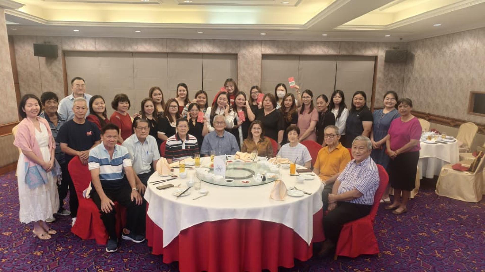 大埔幼稚园2026年教师节庆祝晚宴全体出席者合影。前排左4为董事长谢广发。