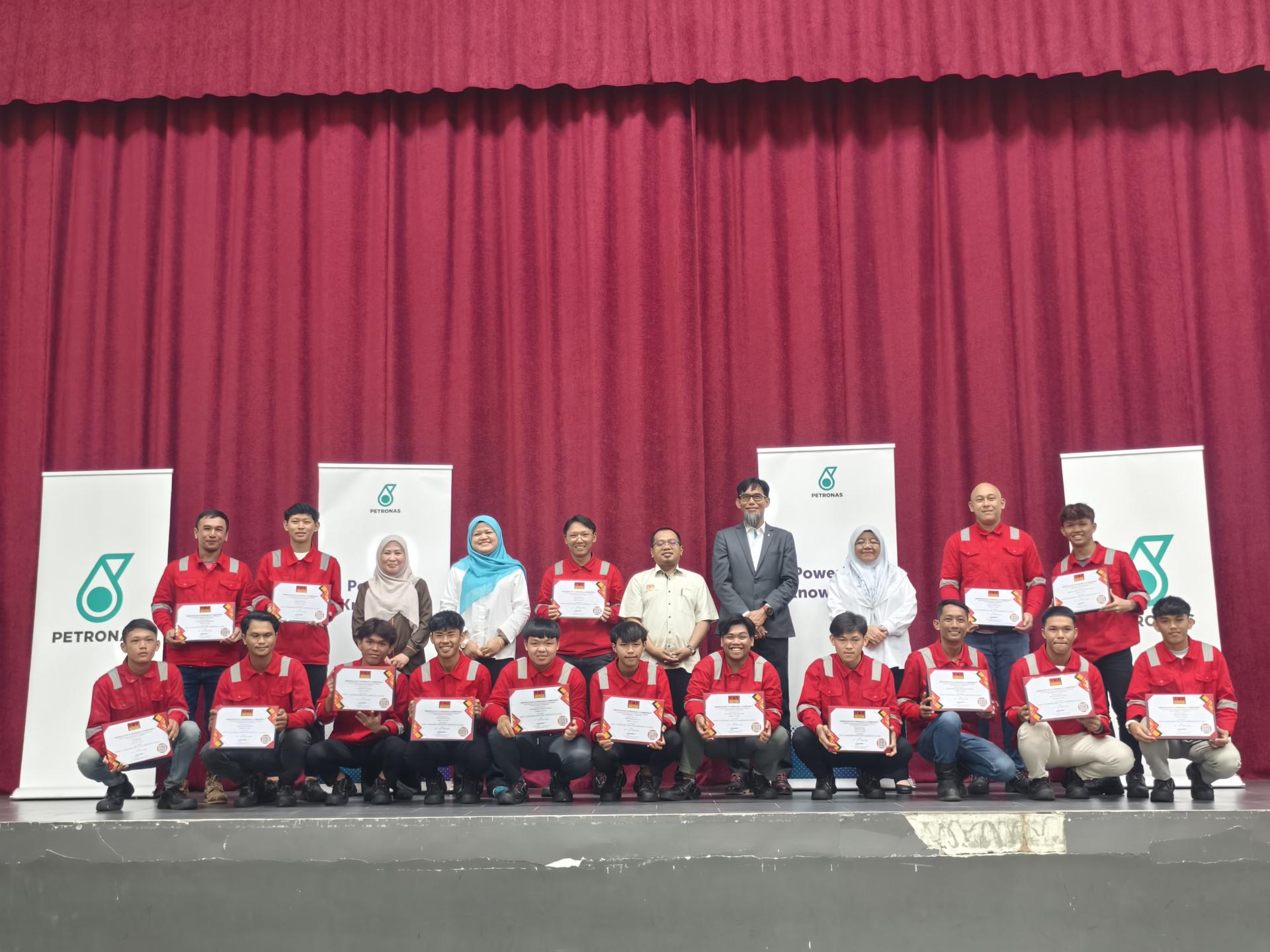 PETRONAS社区技能再培训计划一级铁脚手架操作员培训课程学员与嘉  宾于结业典礼后合影。站者右4起为国油勘探砂拉越资产天然气管道总经理伊迪及美里工业培训学院院长穆斯塔尔。