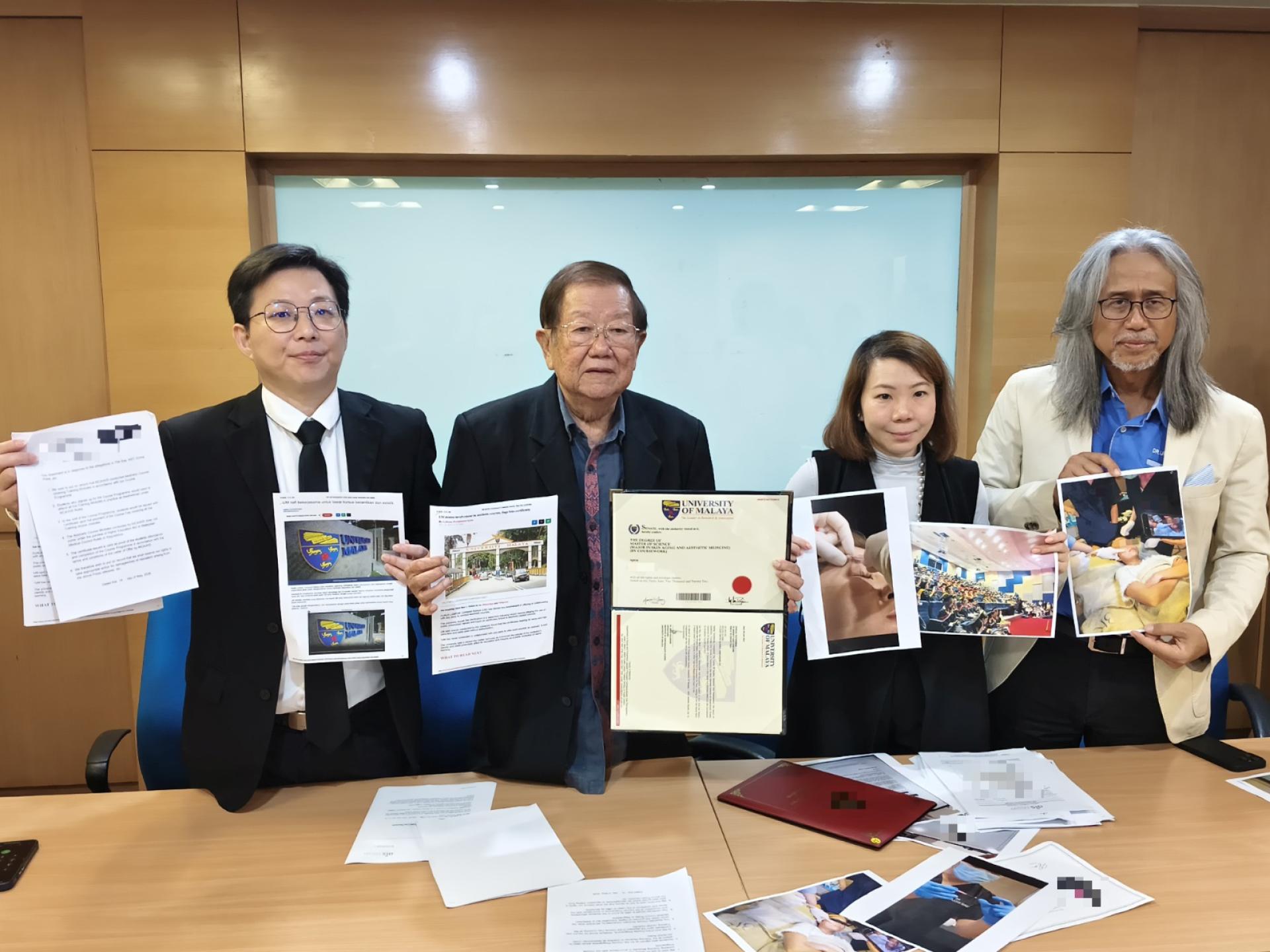 陈凯荣（左起）、张天赐、何素莹及翁姑莫哈末沙林展示涉案学院所发出的可疑文凭，以及课程中涉及活体注射的照片，要求院方交待课程究竟是否获得政府认证。
