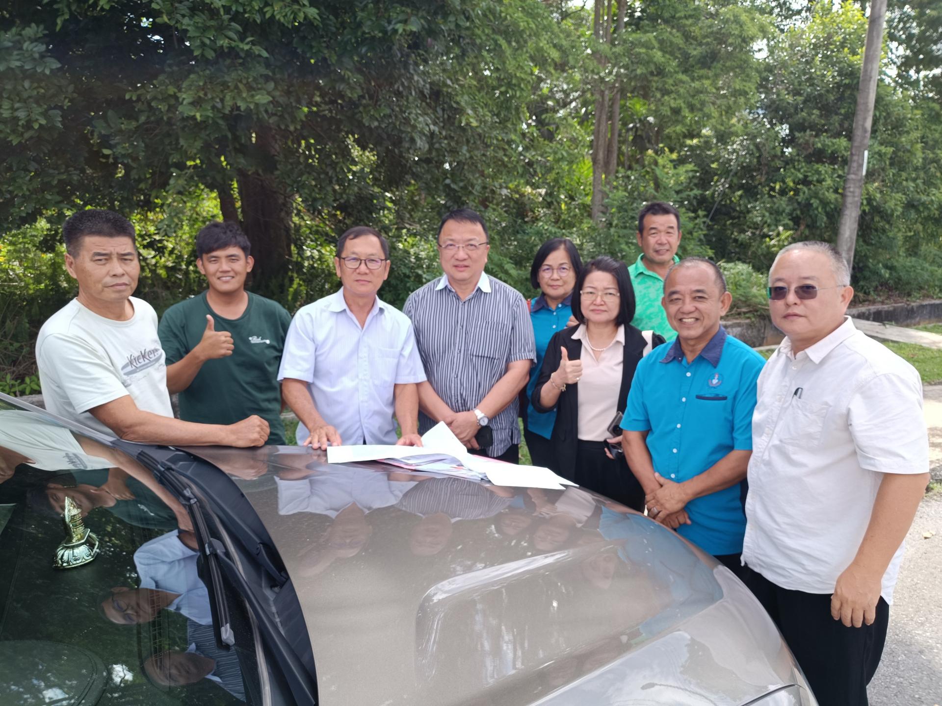 砂华小董联会总会长拿督蔡文铎（左4）及砂华校督学郑珪诸（右3），偕同美林省华小董联会主席本固鲁叶增城（右2）、副主席甲必丹官翠桃（中）、秘书长黄敬明（右1）及财政黄汉强（左3），以及三山学校董事长徐忠乐（左1）、校董张孔瑆（左2）、校董龚德利（右4）合影于将相花园视察现场。