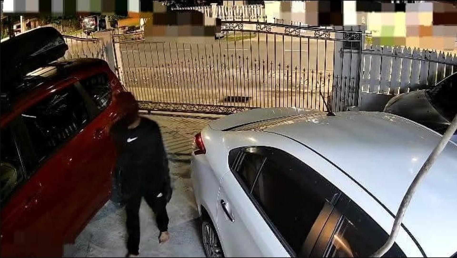 一名65岁本地男子涉嫌在周五凌晨闯入埔奕Taman Desa Seri住宅区两间相邻住宅，目前已遭警方逮捕。