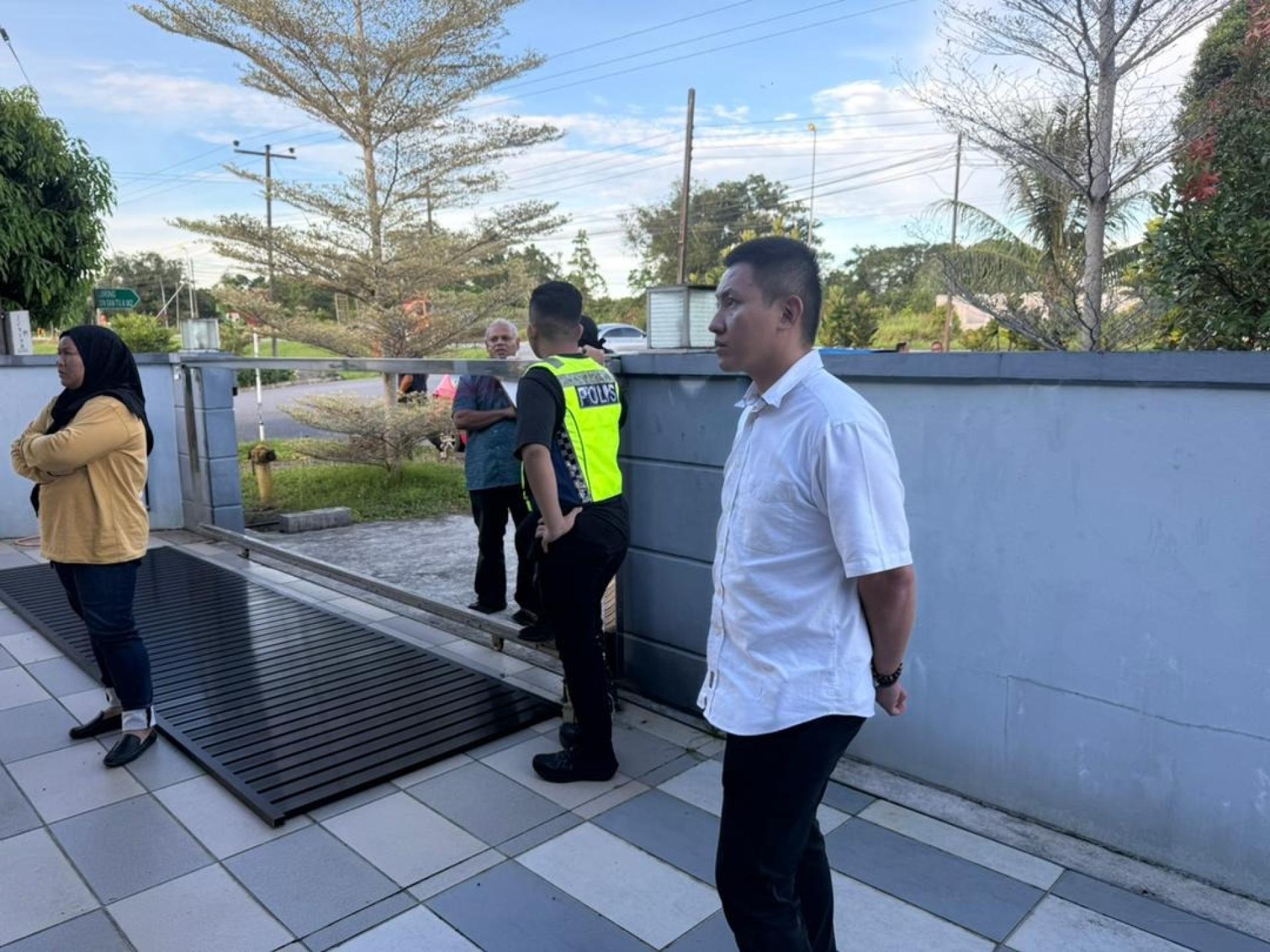 实旦宾区国会议员张健仁特别助理沈杰龙（右）在接获求助后，随即前往事主住处了解情况，警方接到投报后迅速前往案发地点。