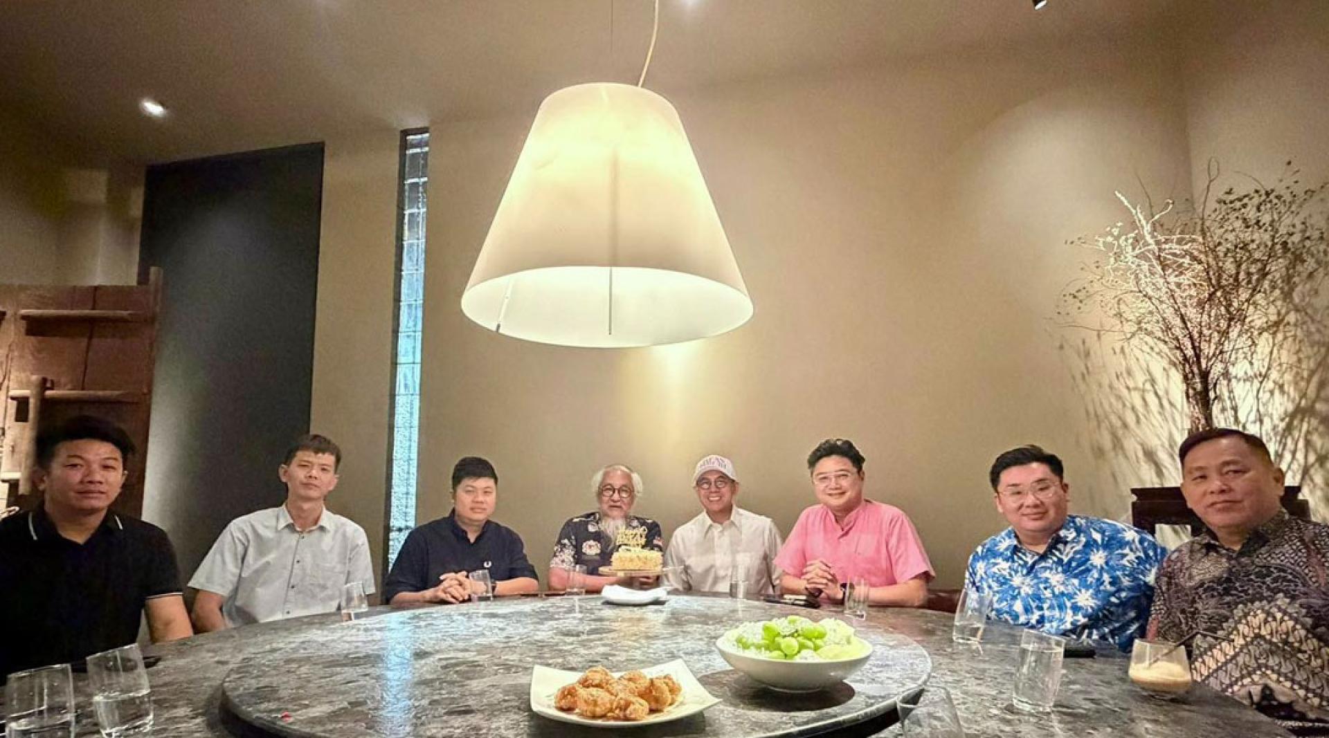 沈志强（右4起）与萧斐弘共进午餐，为后者提前庆生。