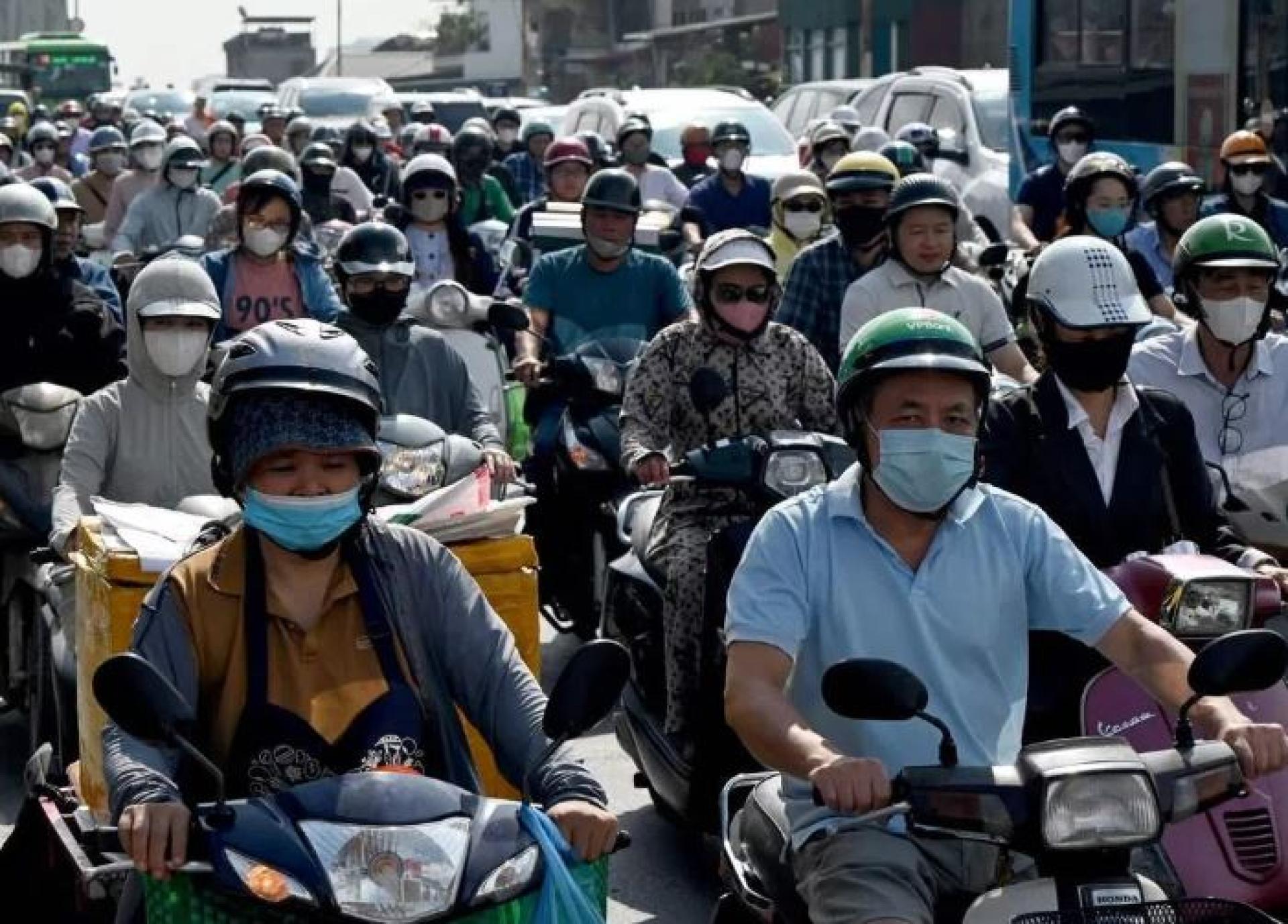 河内街头随处可见摩托车，当地约有700万辆电单车投入使用，数量约为汽车的7倍。