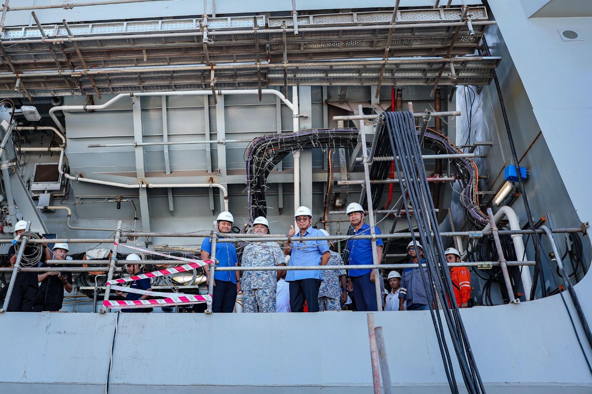 莫哈末卡立巡视红土坎皇家海军基地的濒海战斗舰（LCS）建造进展。